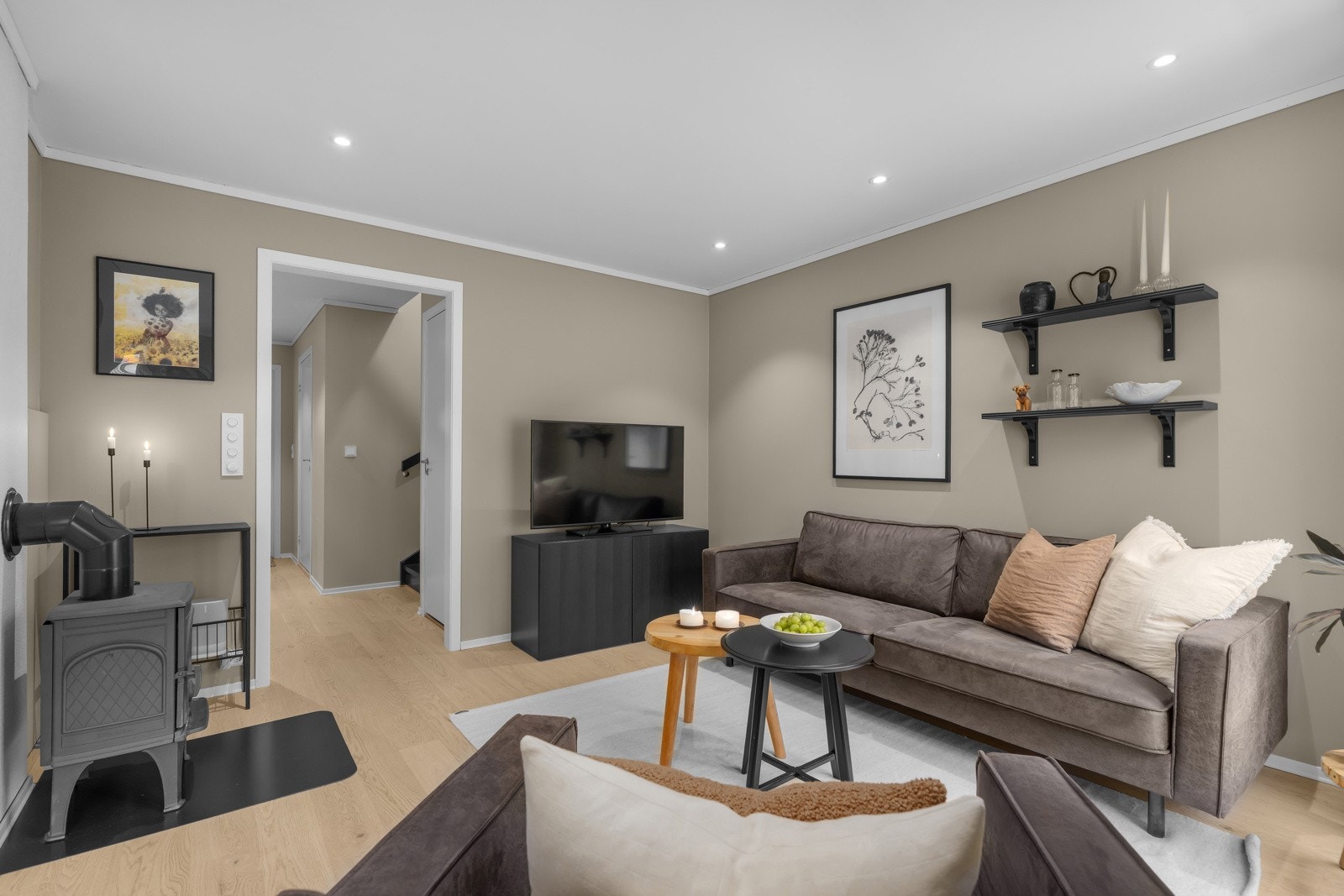 Stuen er flott og luftig med peisovn. Galleribilde