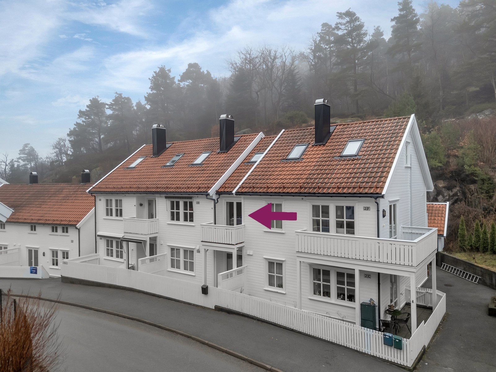 Velkommen til Kleven 2E! Nyere oppusset, romslig leilighet med p-plass i garasjekjeller. Kort avstand til sentrum og flotte turområder. Galleribilde