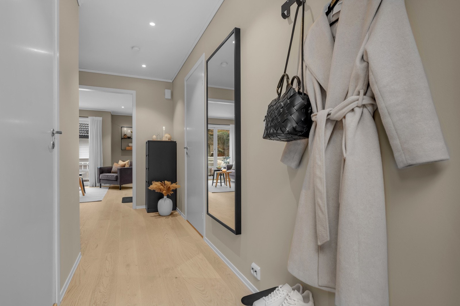 Gangen har nye spotter i tak, nyere entavs parkettgulv og er malt i en delikat farge. Videre adkomst til stue/kjøkken. Galleribilde