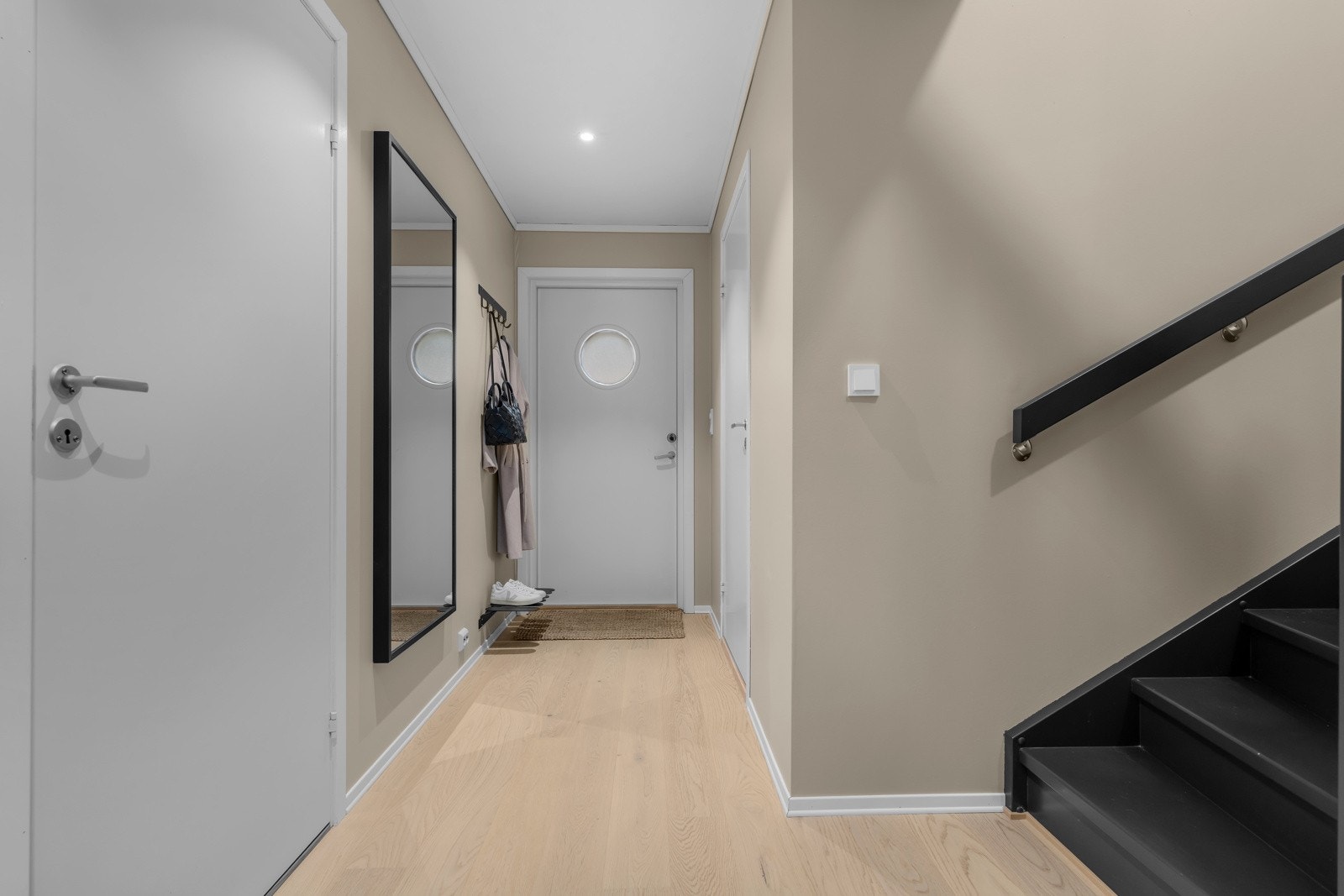 Gangen har videre adkomst til soverom. Galleribilde