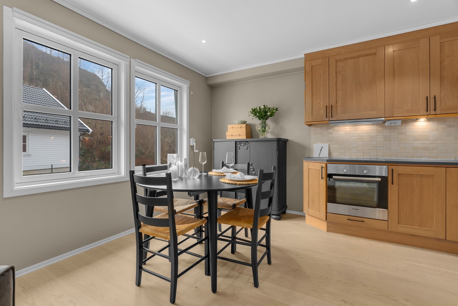 Koselig spiseplass med utsikt mot omgivelsene på Kleven. Galleribilde