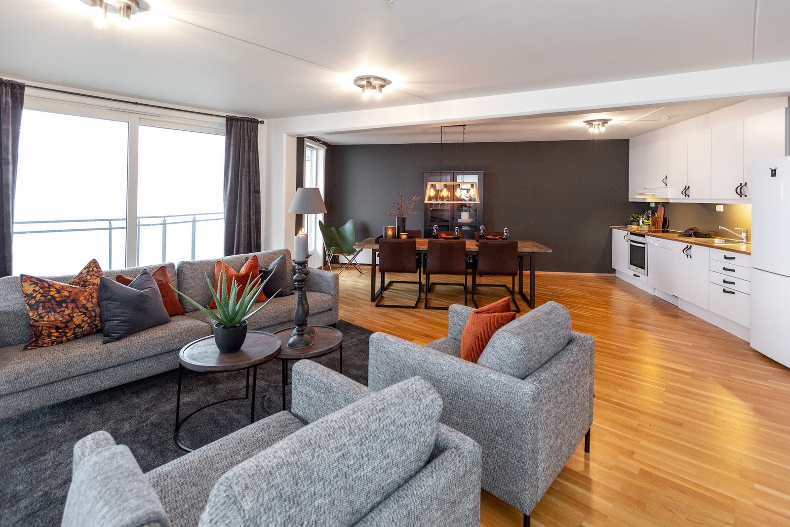 Kjøkkenet er i åpen løsning mot spisestuen/stuen. Galleribilde