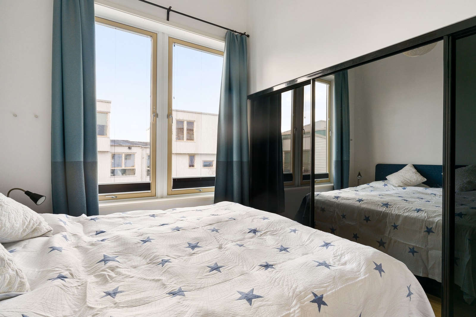 Stor integrert skyvedørsgarderobe medfølger også i handel. Galleribilde