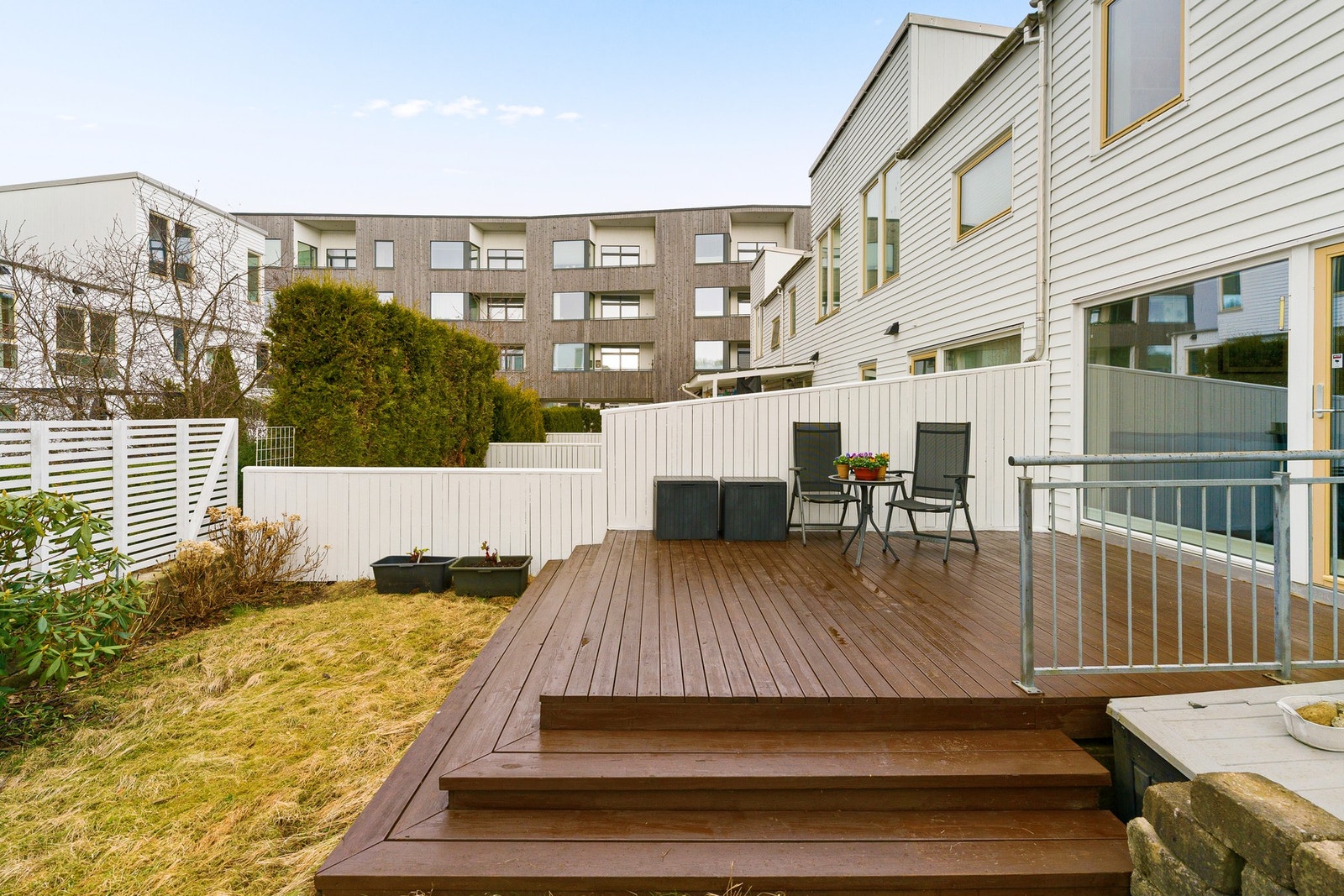 Hage og terrasse er vendt mot nord-vest og har gode solforhold både ettermiddag og kveld. Galleribilde