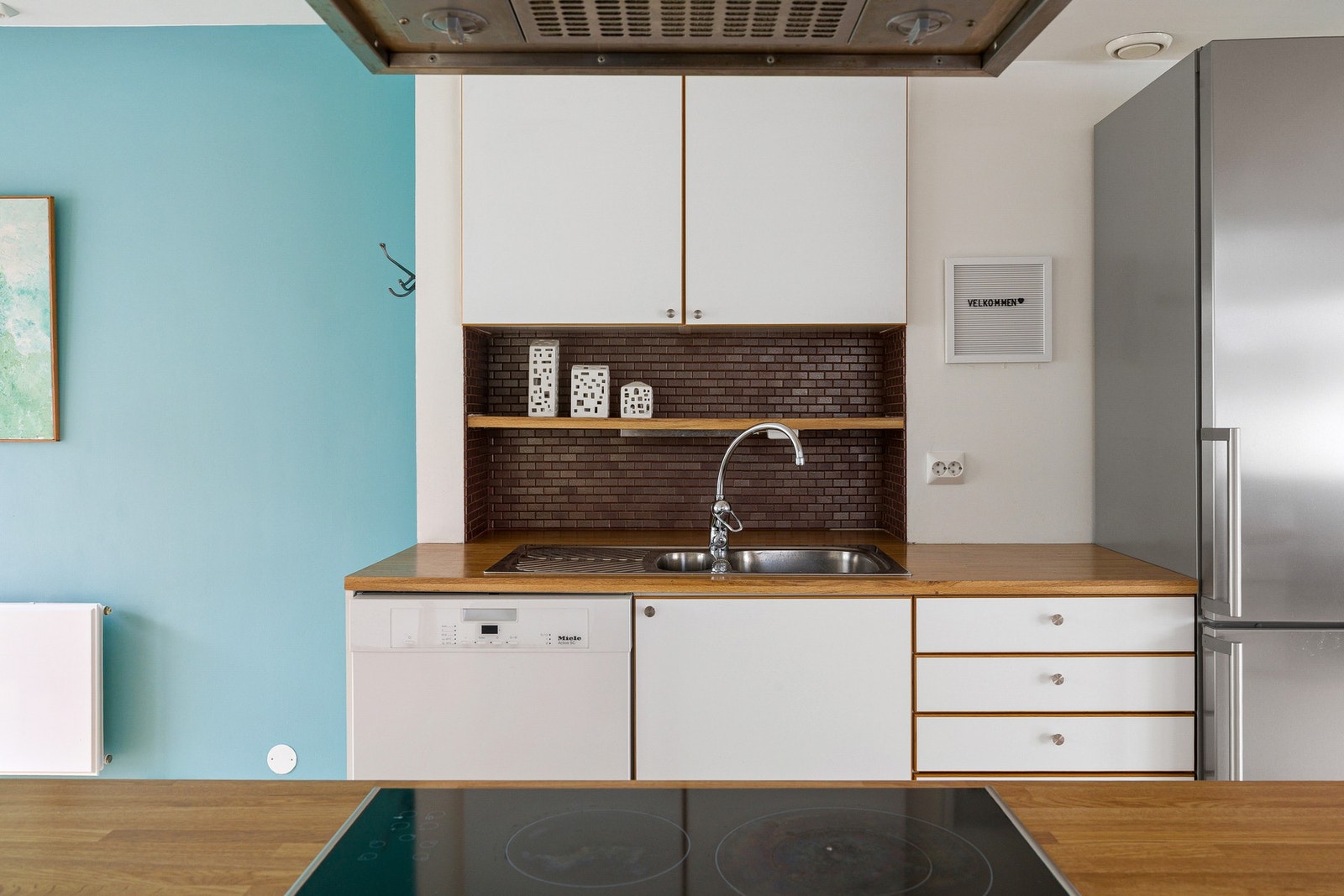 Kjøkkenet har også godt med skap - og benkeplass, samt integrert stekeovn, steketopp og oppvaskmaskin som medfølger i handel. Galleribilde