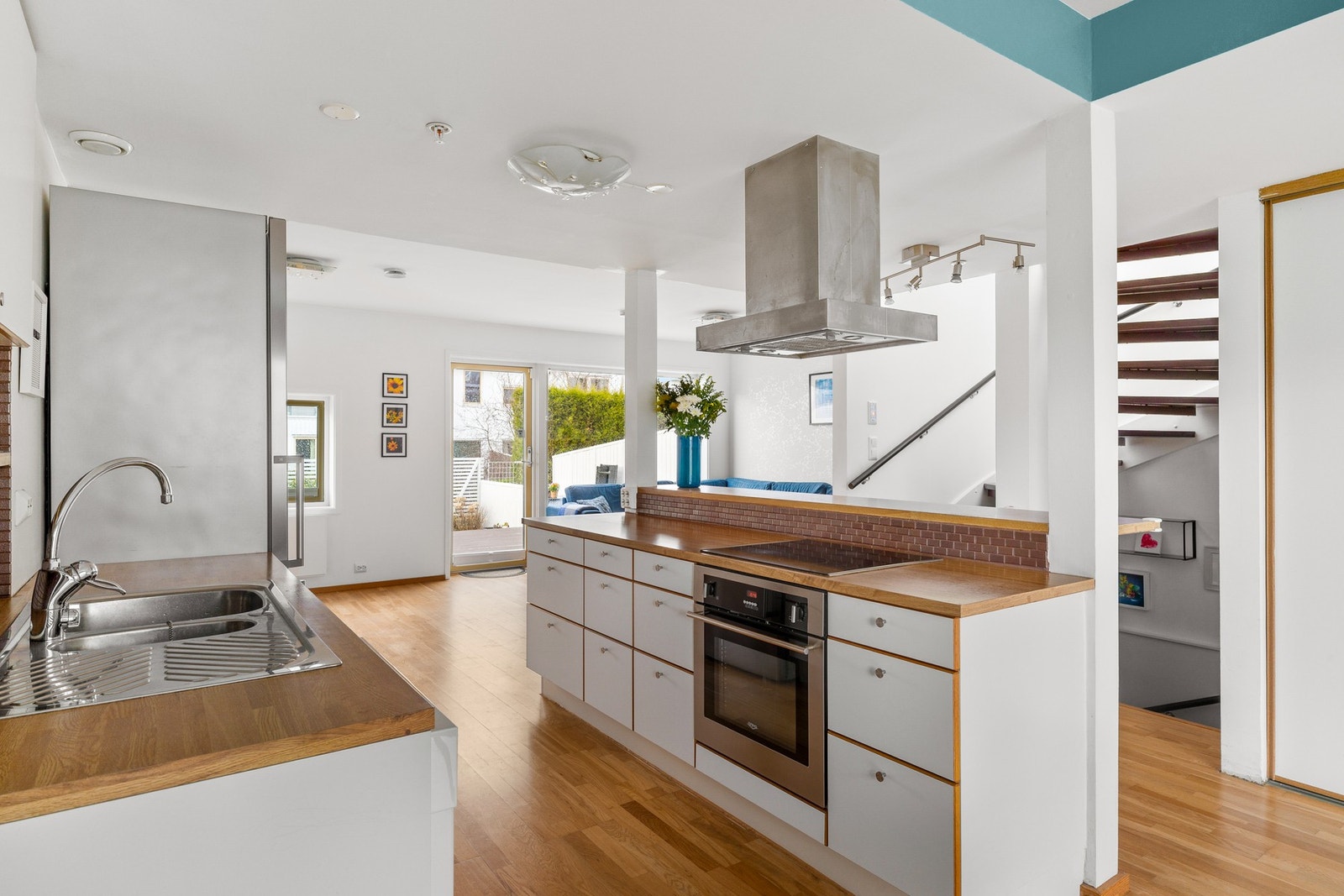 I 1.etasje finner man en åpen stue/kjøkkenløsning med god plass til både sofa - og spisegruppe. Galleribilde