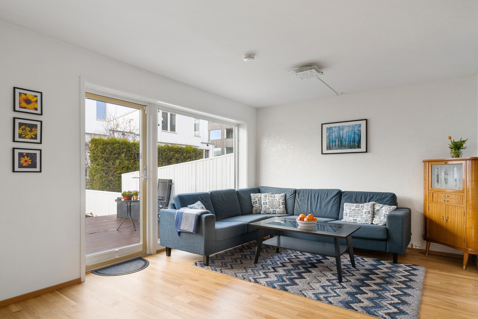 Stuen er romslig med god plass til sofa og øvrig møblement. Fra stuen har man også utgang til terrasse og hage med gode solforhold. Galleribilde