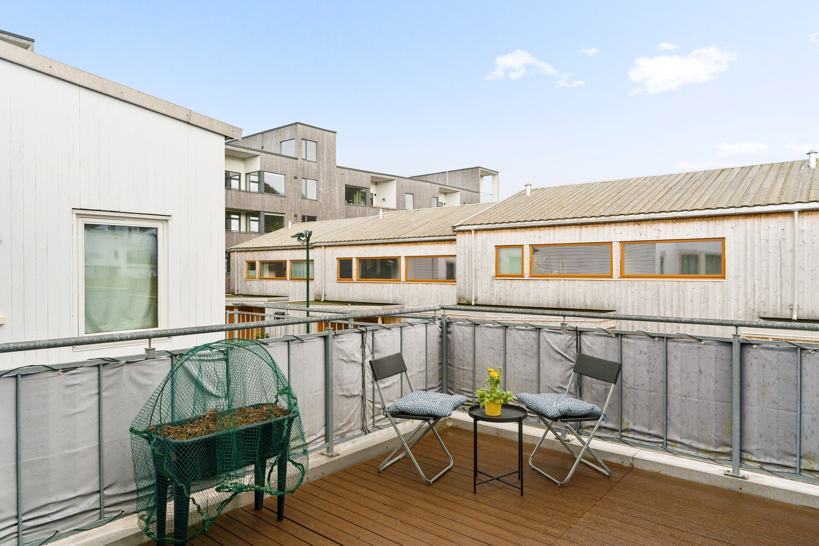 Balkongen i 2. etasje er vendt mot sør og er av god størrelse med god plass til møblement. Galleribilde