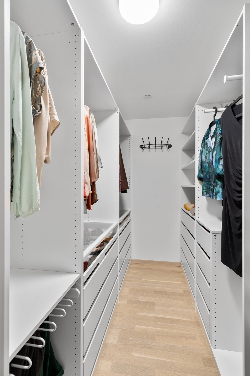 Walk-in Closet Galleribilde