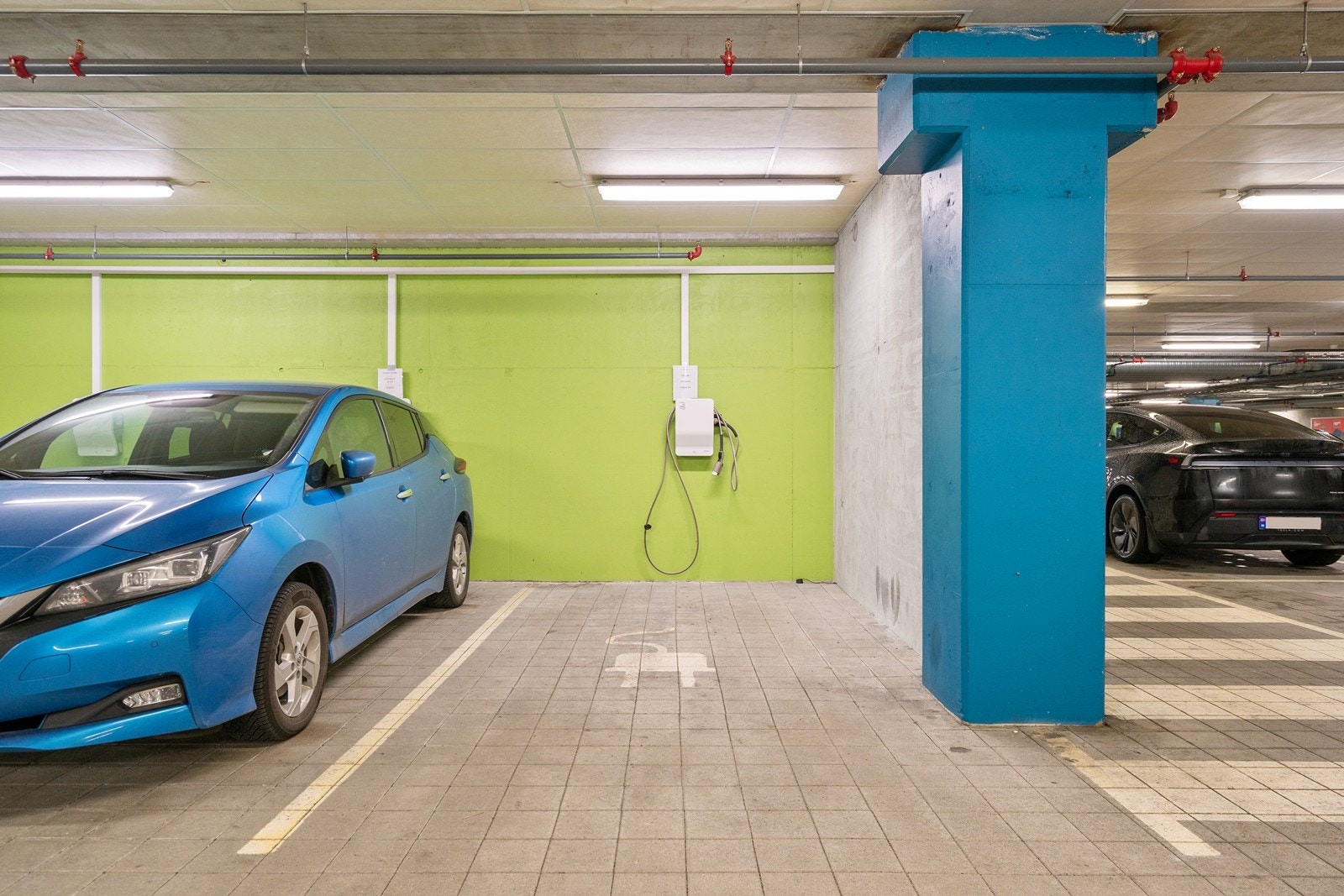 Egen parkering i u.et. med elbillader Galleribilde