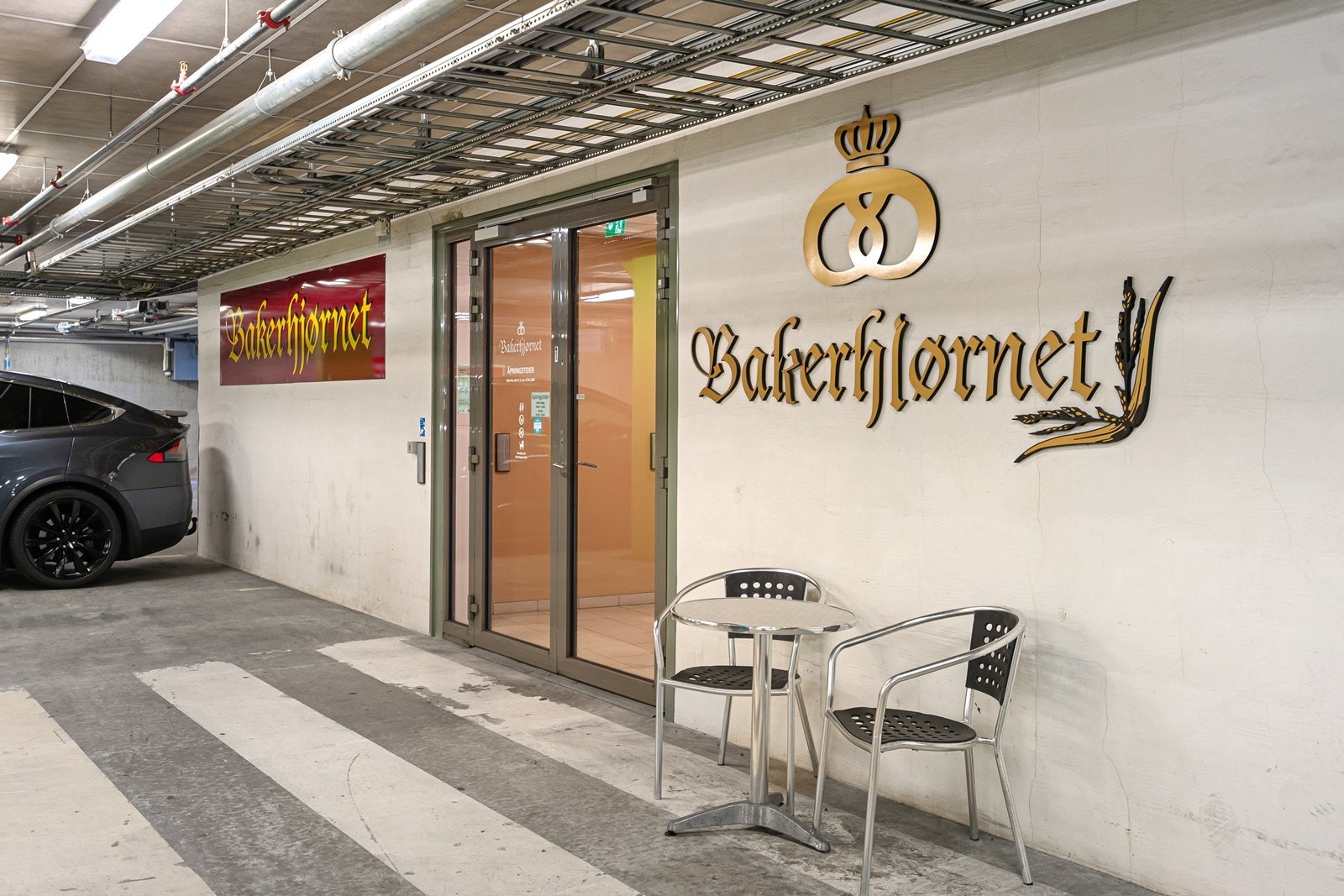 Butikk, baker m.m. på senteret under blokken Galleribilde