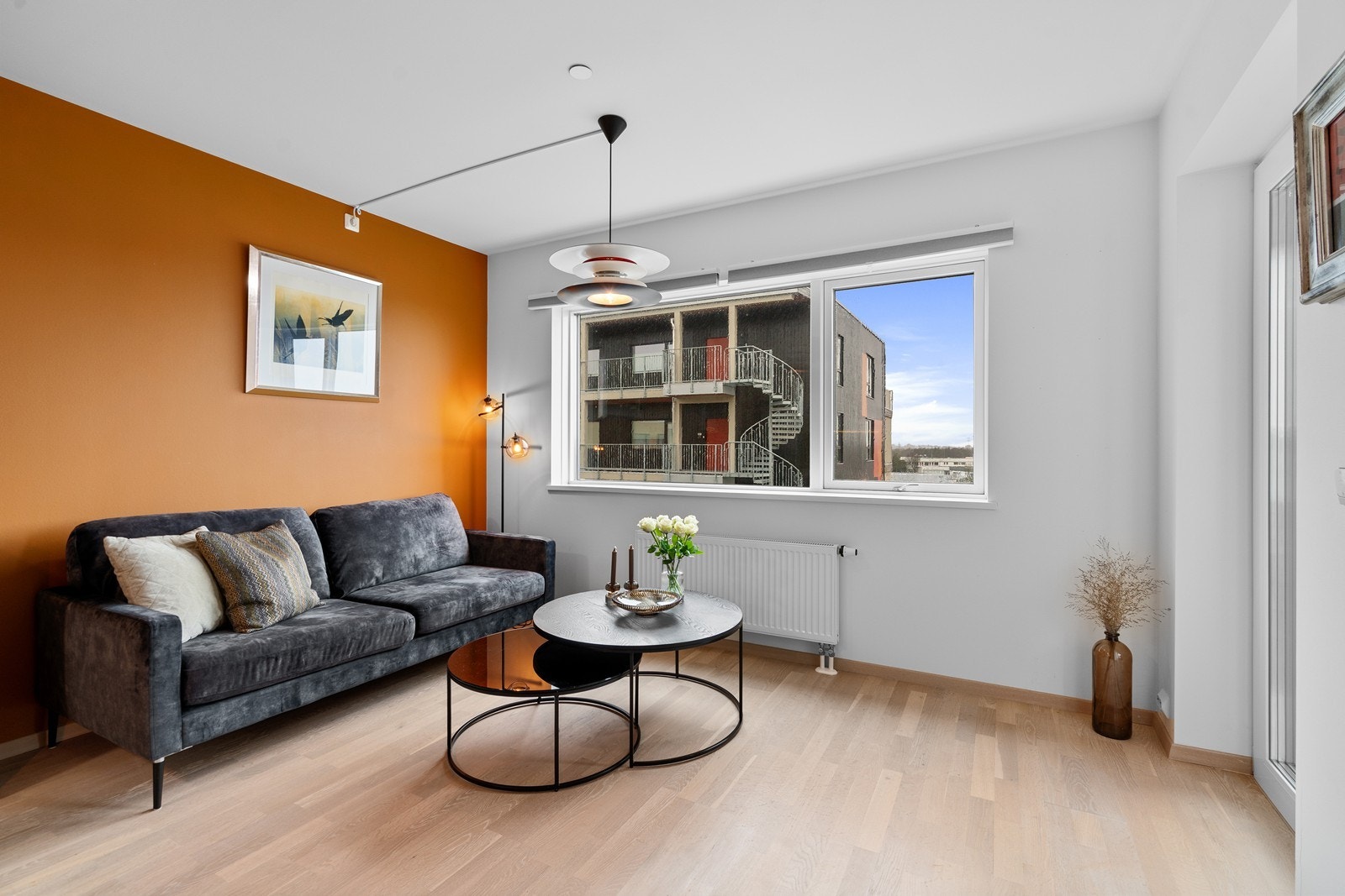 Stue/kjøkken med utgang til innglasset balkong Galleribilde