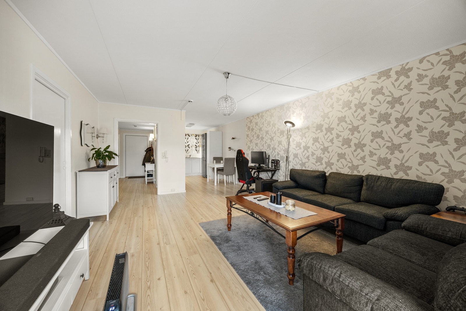 Åpen og sosial løsning med god plass til flere sittegrupper Galleribilde