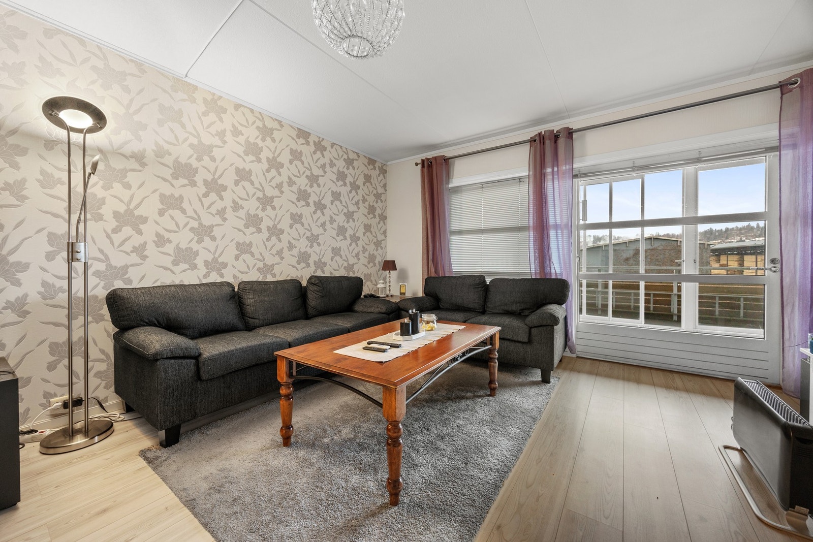 Pen treromsleilighet med innglasset balkong i romslig størrelse! Galleribilde