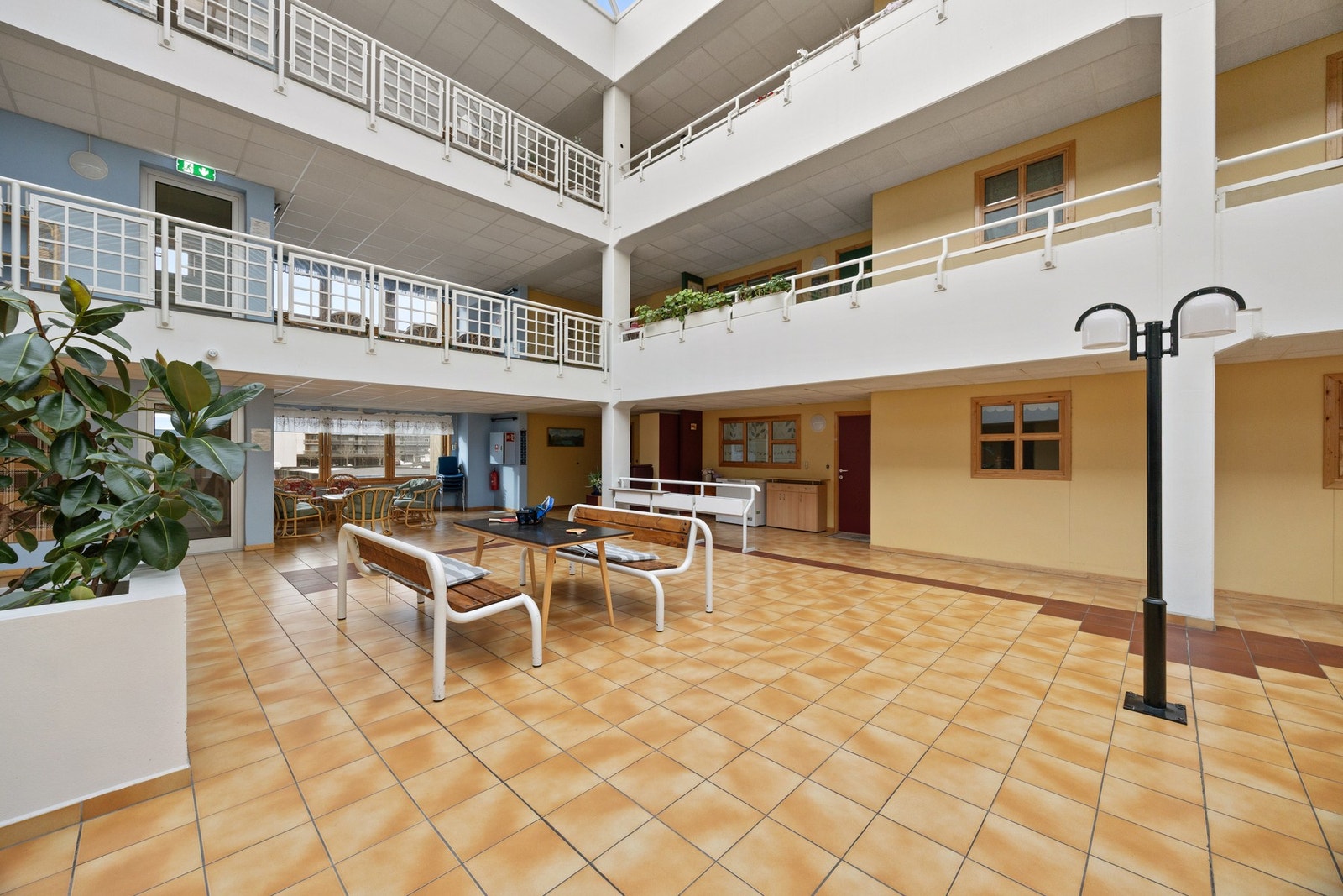 Det er adkomst fra trivelig atrium med flere sitteplasser. Galleribilde