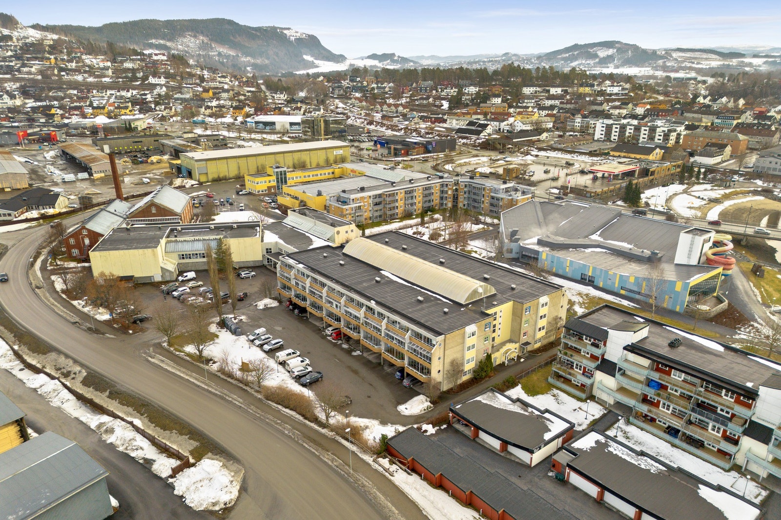 Sentralt beliggende med umiddelbar adkomst til asfaltert og handicapvennlig promenade. Galleribilde