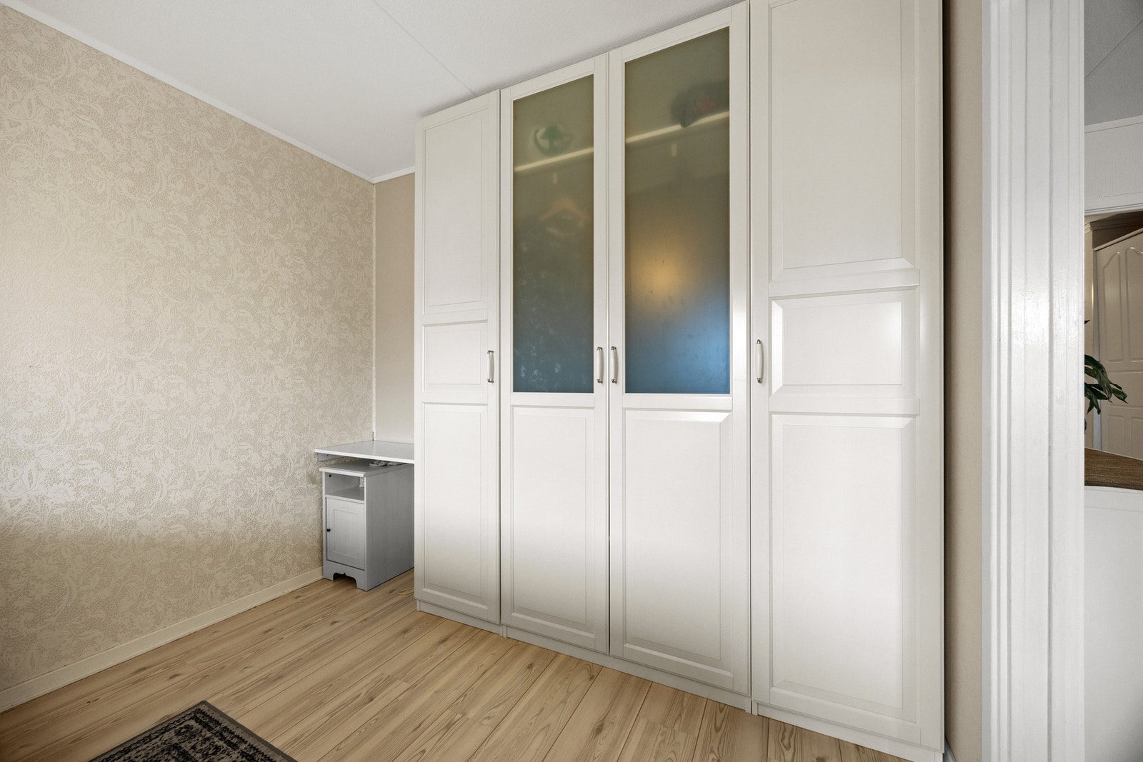 Det er god plass til garderobeskap i tillegg til dobbeltseng og nattbord. Galleribilde