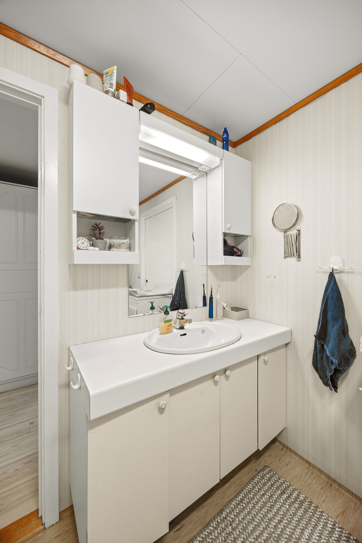 Utstyrt med servantskap, dusjkabinett, toalett og opplegg for vaskemaskin. Galleribilde