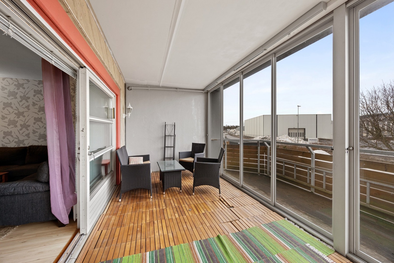 Balkongen er en god forlengelse av stuen i sommerhalvåret. Galleribilde