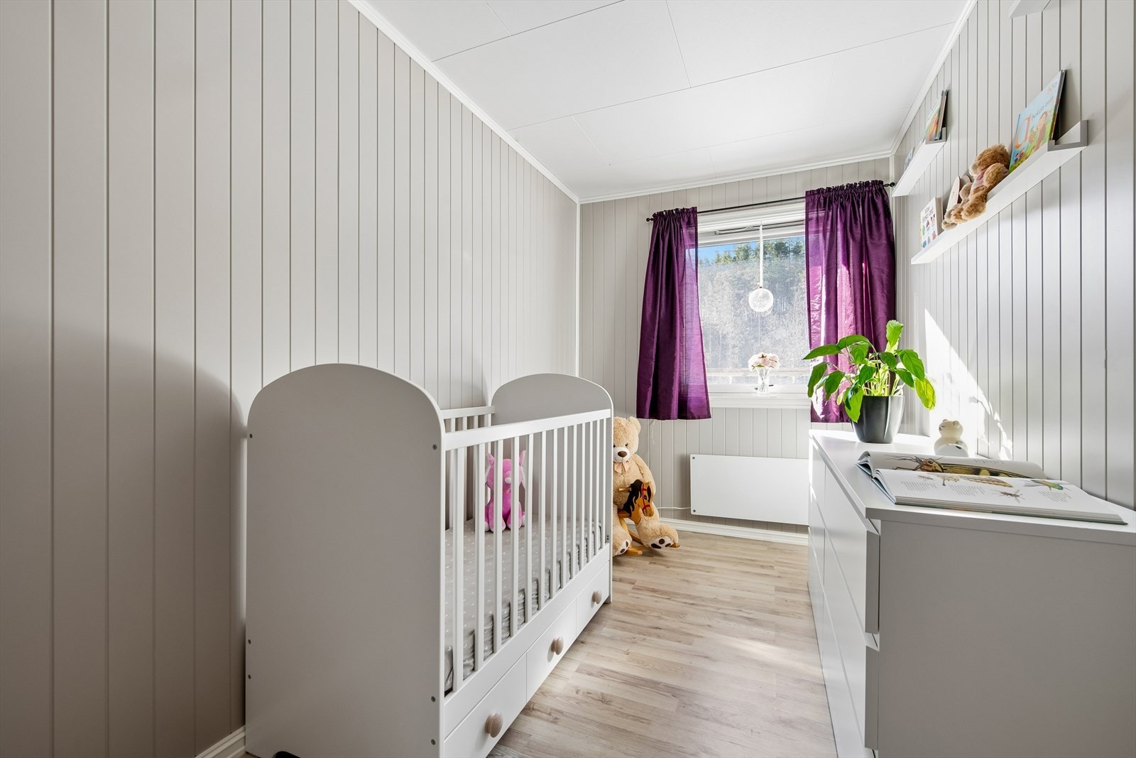 Soverommene har laminat på gulv og vegger med panel eller malte flater. Galleribilde