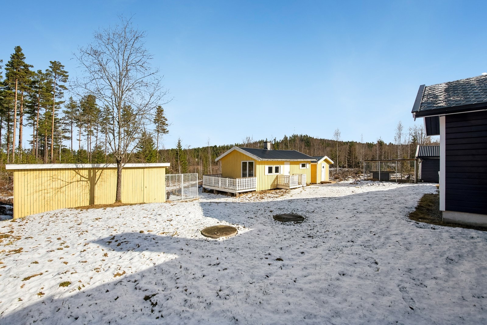 I tillegg til gjestehuset finnes en vedskåle på 20 m² for lagring av ved. Galleribilde