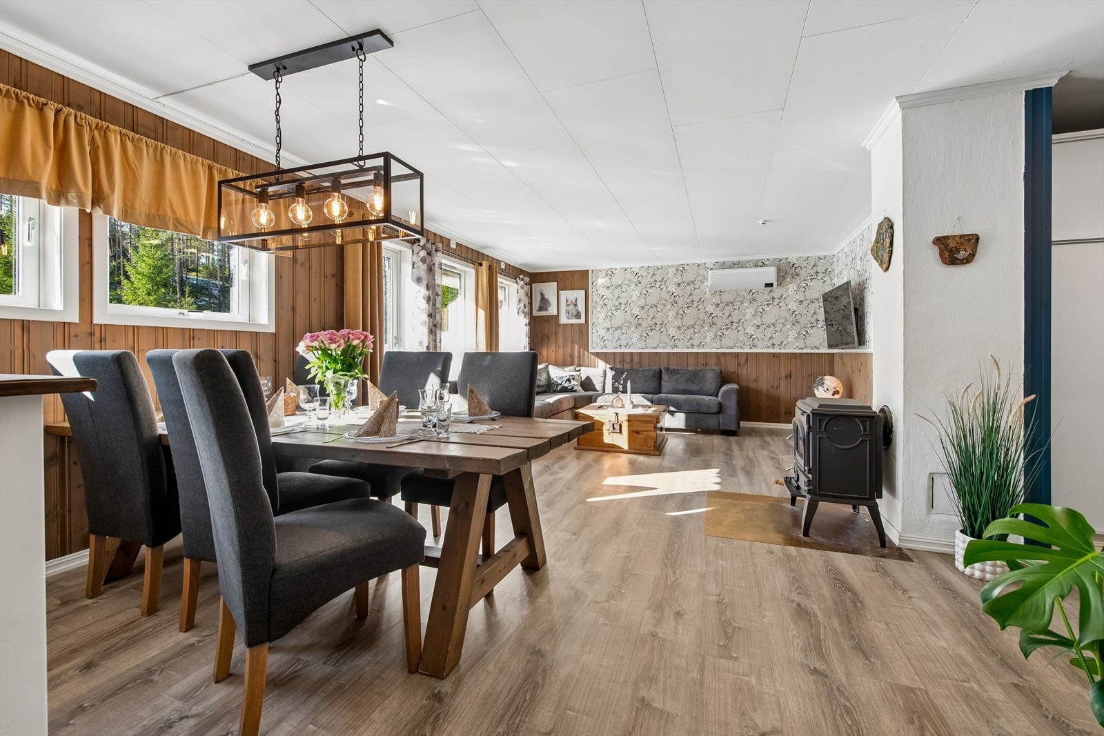 Fra stuen er det direkte utgang til en nybygget, sørvendt terrasse på 31 m². Galleribilde