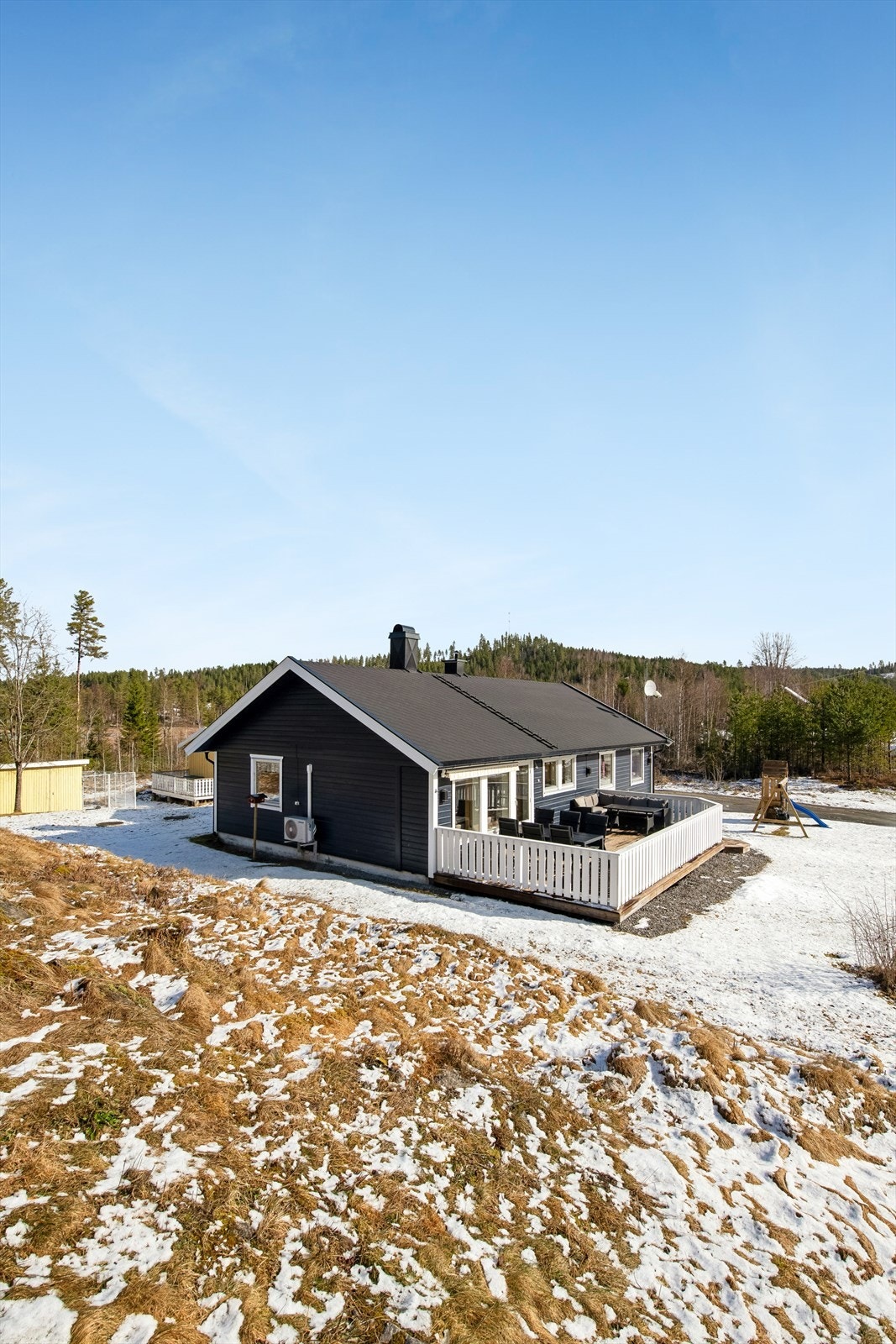 Yttertaket på eneboligen ble lagt nytt i 2022, inkludert pappshingel og undertak. Galleribilde