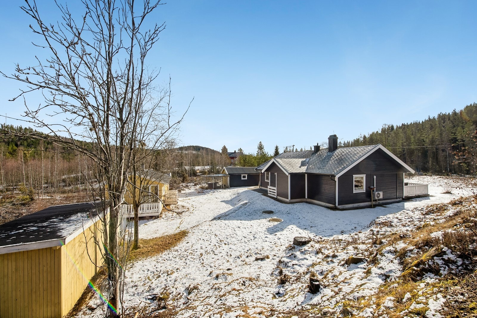 Eiendommen byr på rikelig med plass og inkluderer enebolig, gjestehus, garasje, bod og vedskjul. Galleribilde
