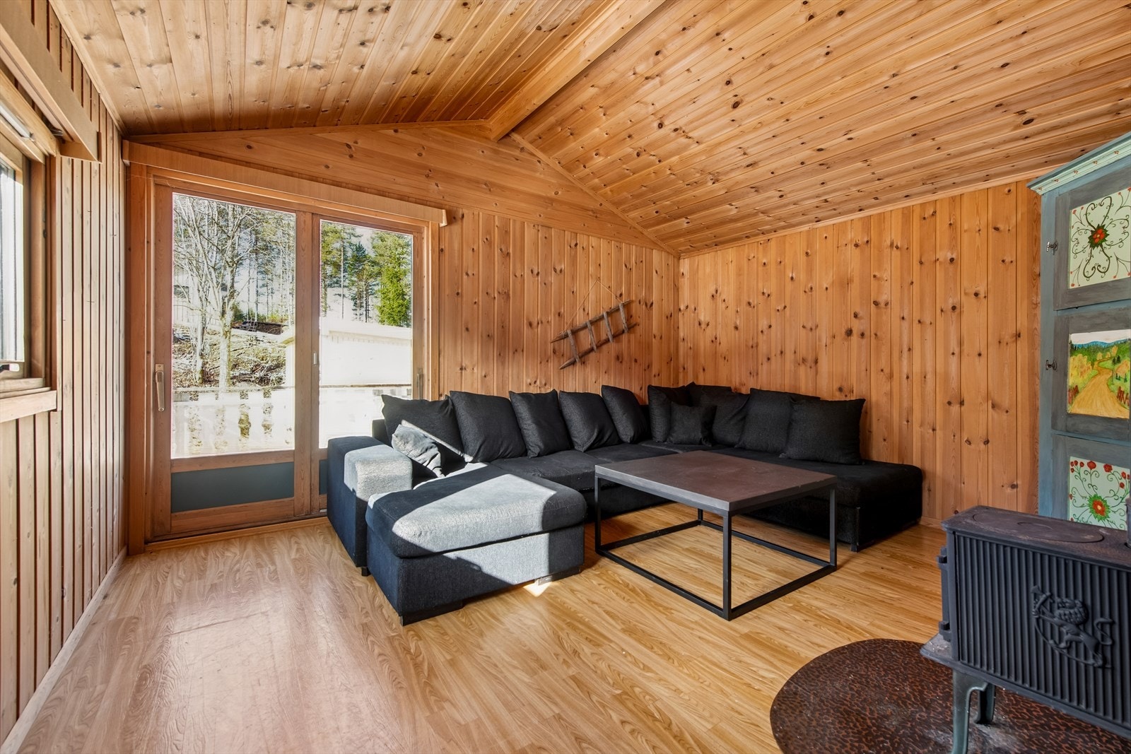 Gjestehuset er innredet med stue/oppholdsrom med vedovn, samt to soverom. Galleribilde