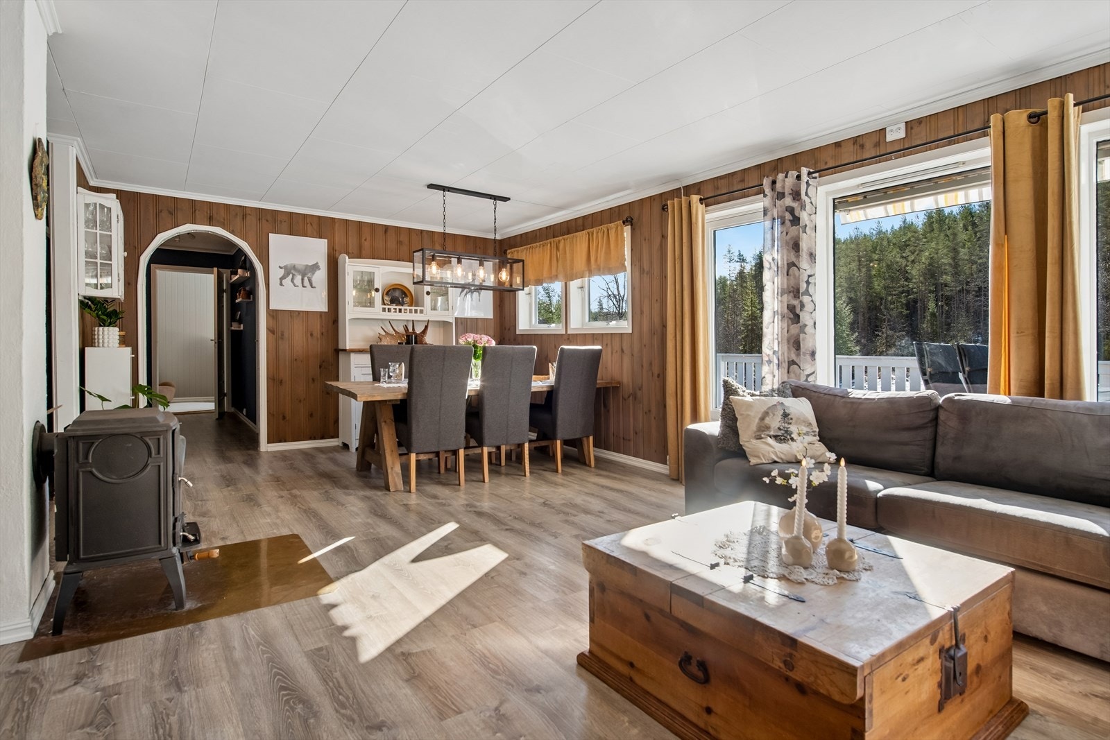 Den romslige stuen har god plass til både en stor sofagruppe og en egen spisedel. Galleribilde