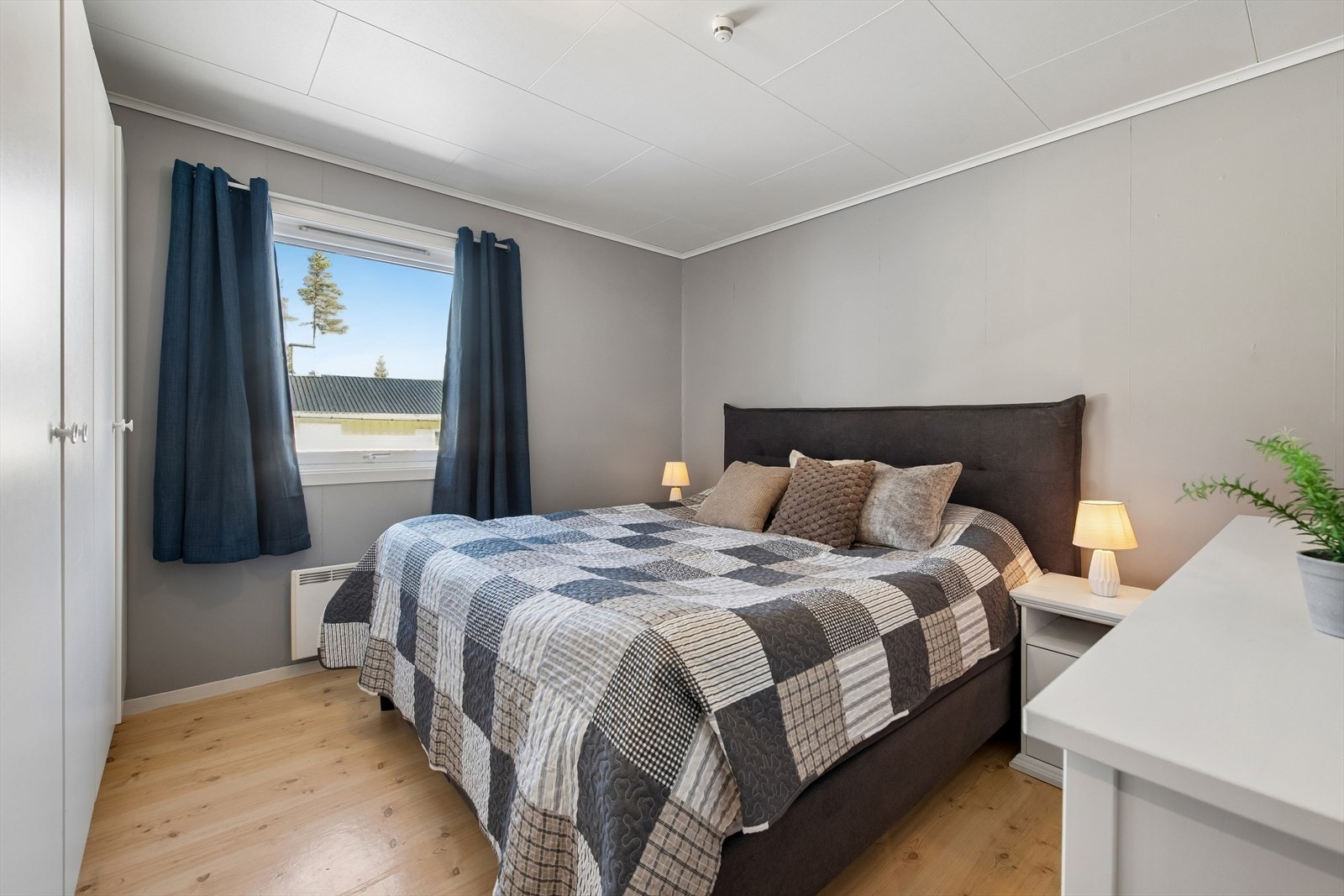 Hovedsoverommet er romslig, med plass til dobbeltseng og garderobeskap. Galleribilde