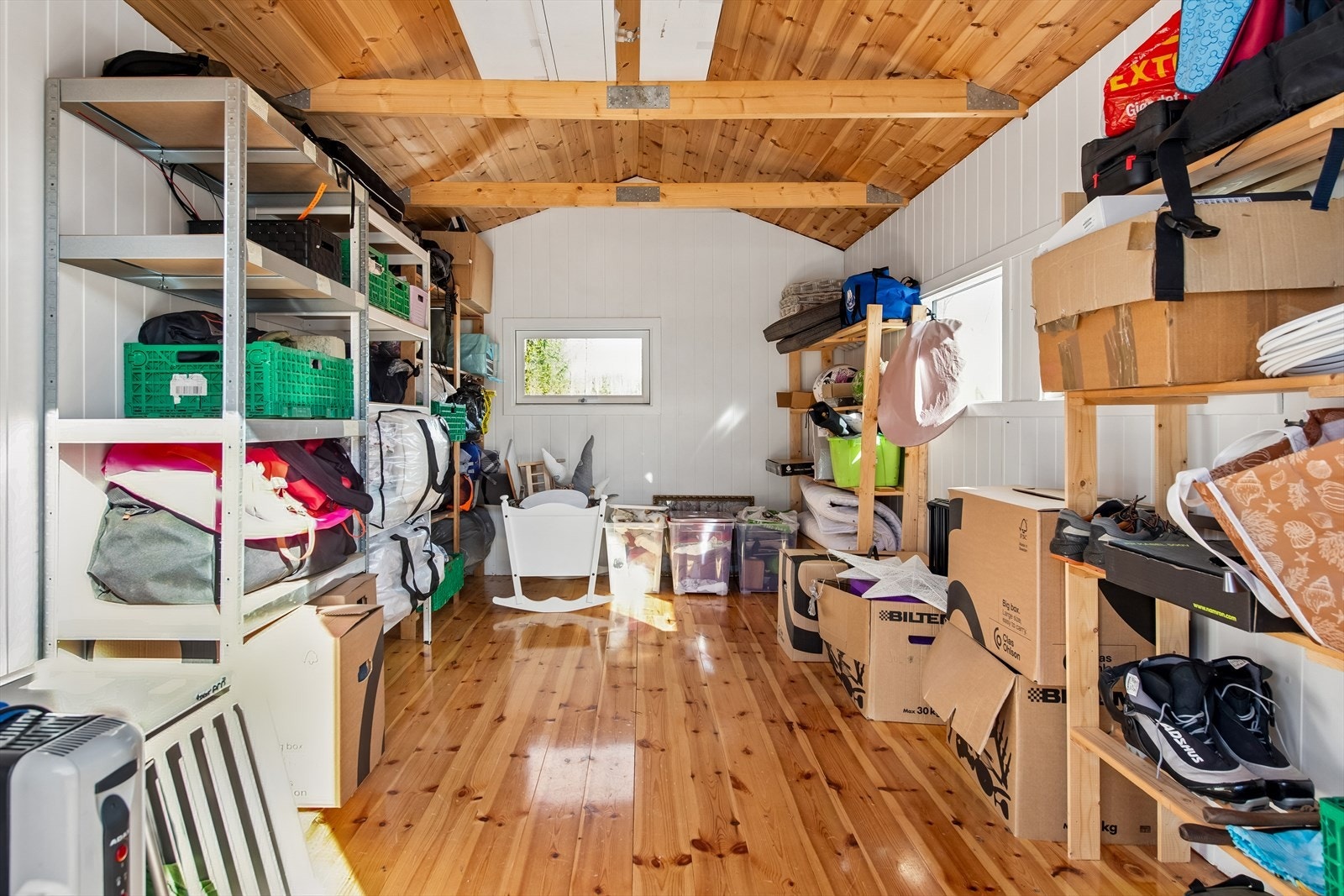 En romslig utebod på 13 m², bygget i 2014, gir rikelig med lagringsplass. Galleribilde