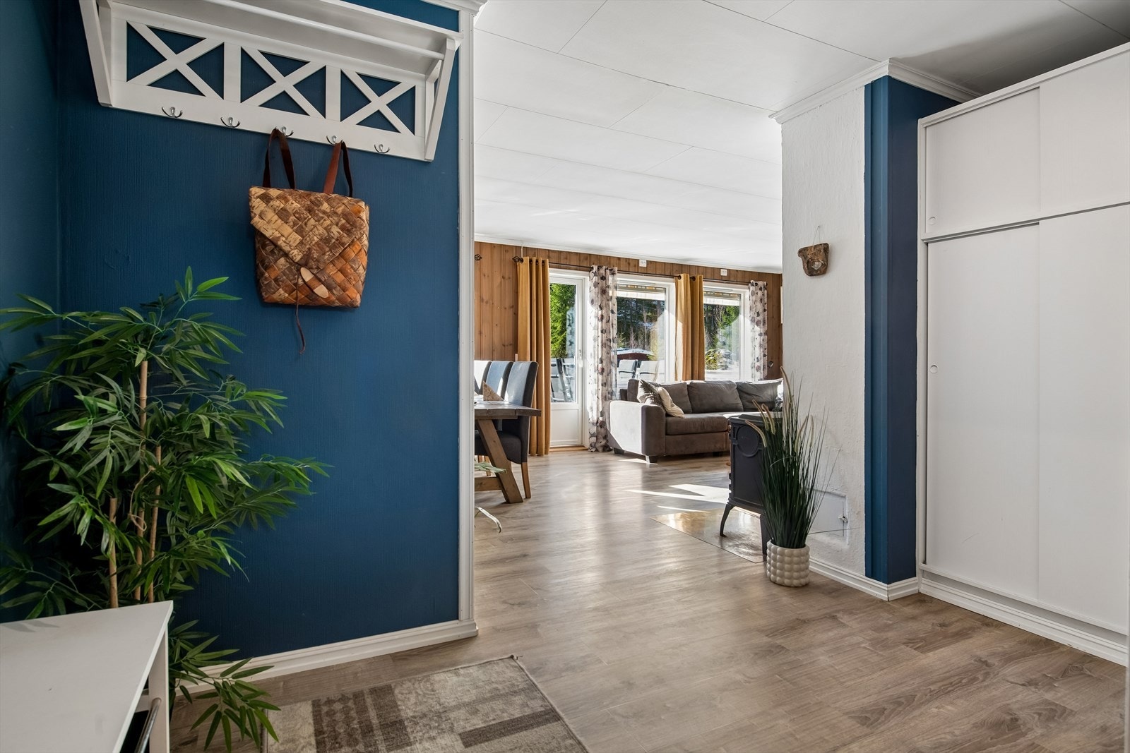 Fra vindfanget kommer du inn i en lys og åpen hall som leder videre inn i stuen. Galleribilde