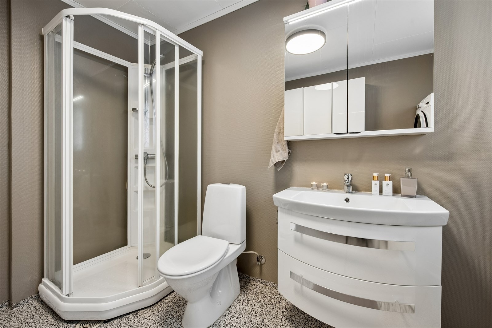 Badet ble modernisert i 2012 og er utstyrt med dusjkabinett, toalett og servant med underskap. Galleribilde