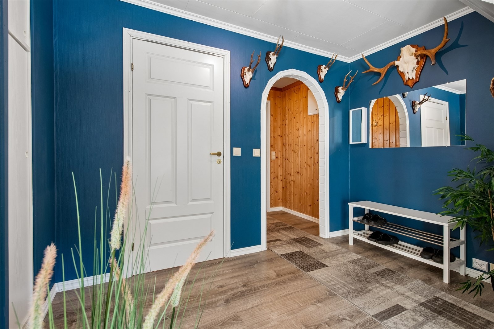 Gulvet i entré og gang ble avrettet i 2021 og har slitesterk vinylklikk. Galleribilde