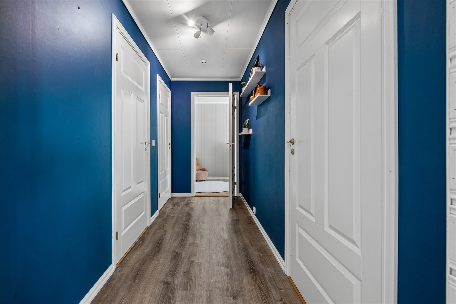 En separat gang leder til boligens private sone med tre soverom og bad. Galleribilde