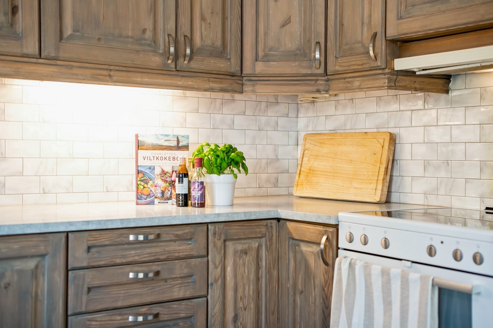 Kjøkkenet er utstyrt med mekanisk avtrekk via anlegg på loftet. Galleribilde