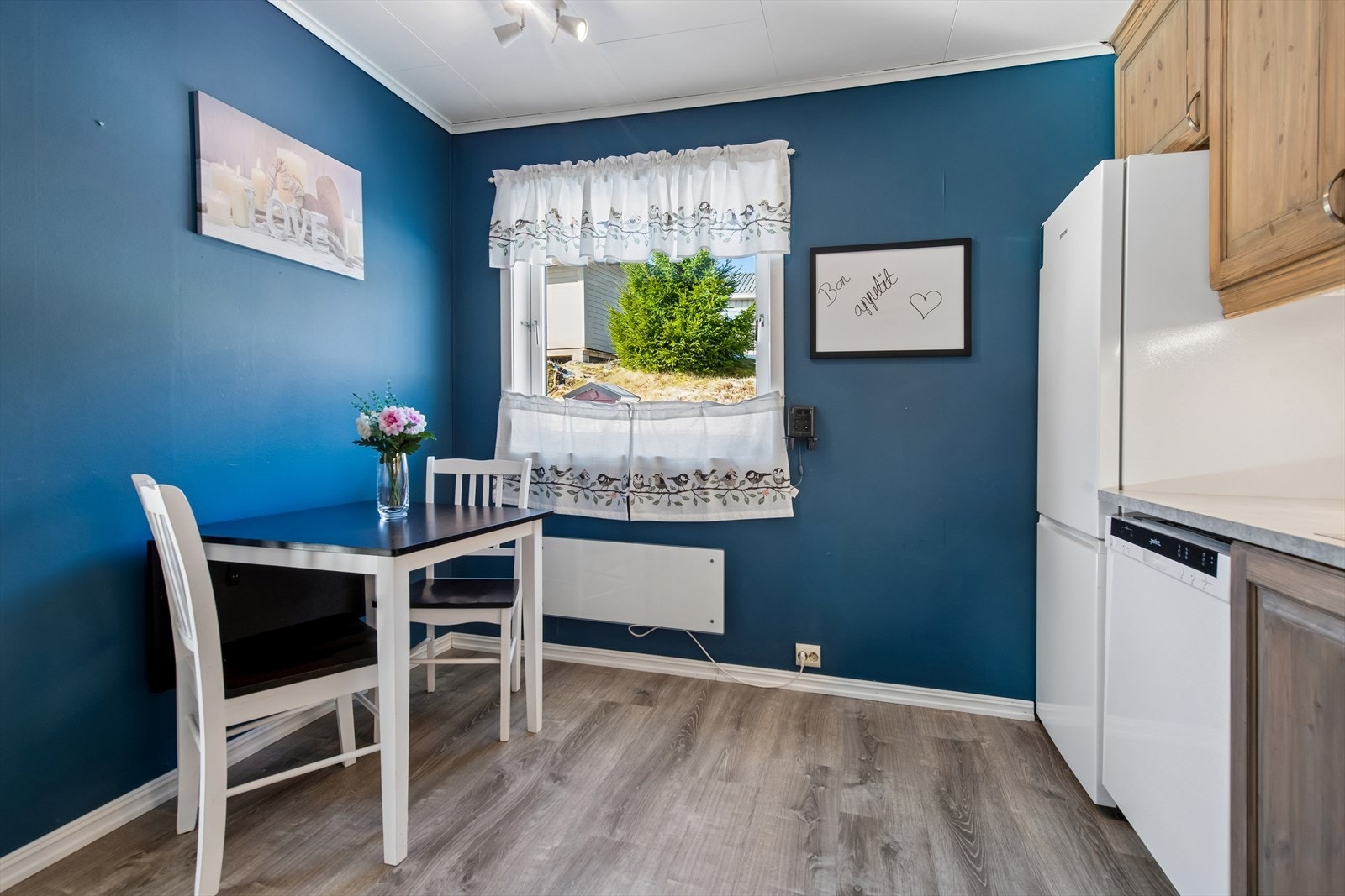 Ved vinduet er det en naturlig plass for et lite frokostbord. Galleribilde