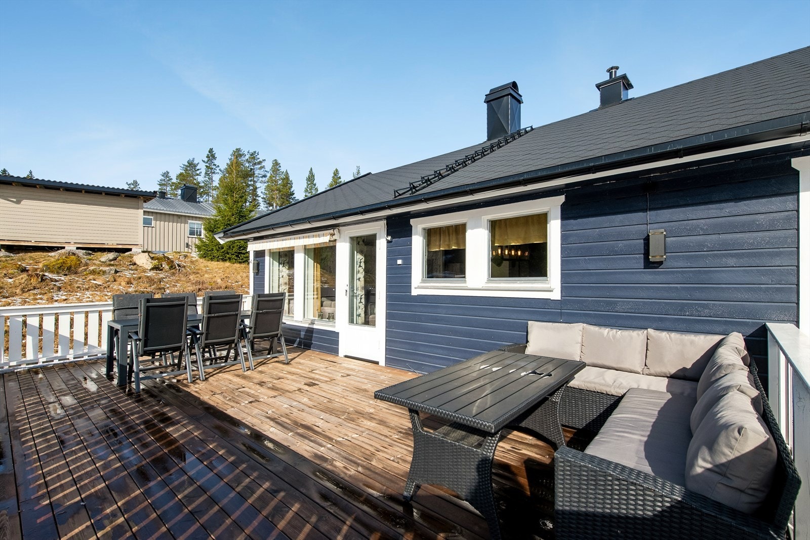 Terrassen er sørvendt, og her kan du nyte rolige dager i naturskjønne omgivelser. Galleribilde