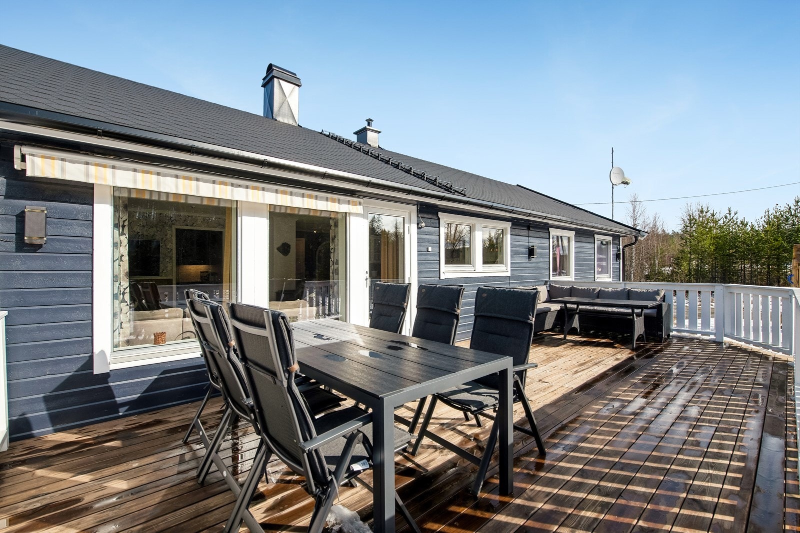 Den store stueterrassen ble bygget i 2023 og har rikelig med plass til både spisebord og loungegruppe. Galleribilde