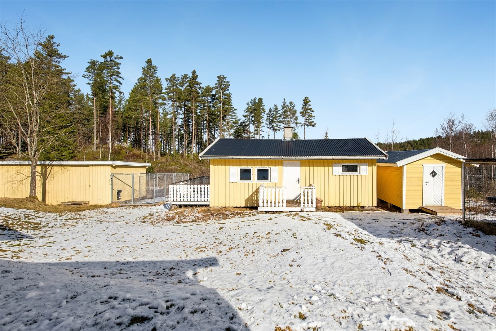 På tomten står et gjestehus på 34 m² - perfekt for overnattingsgjester. Galleribilde