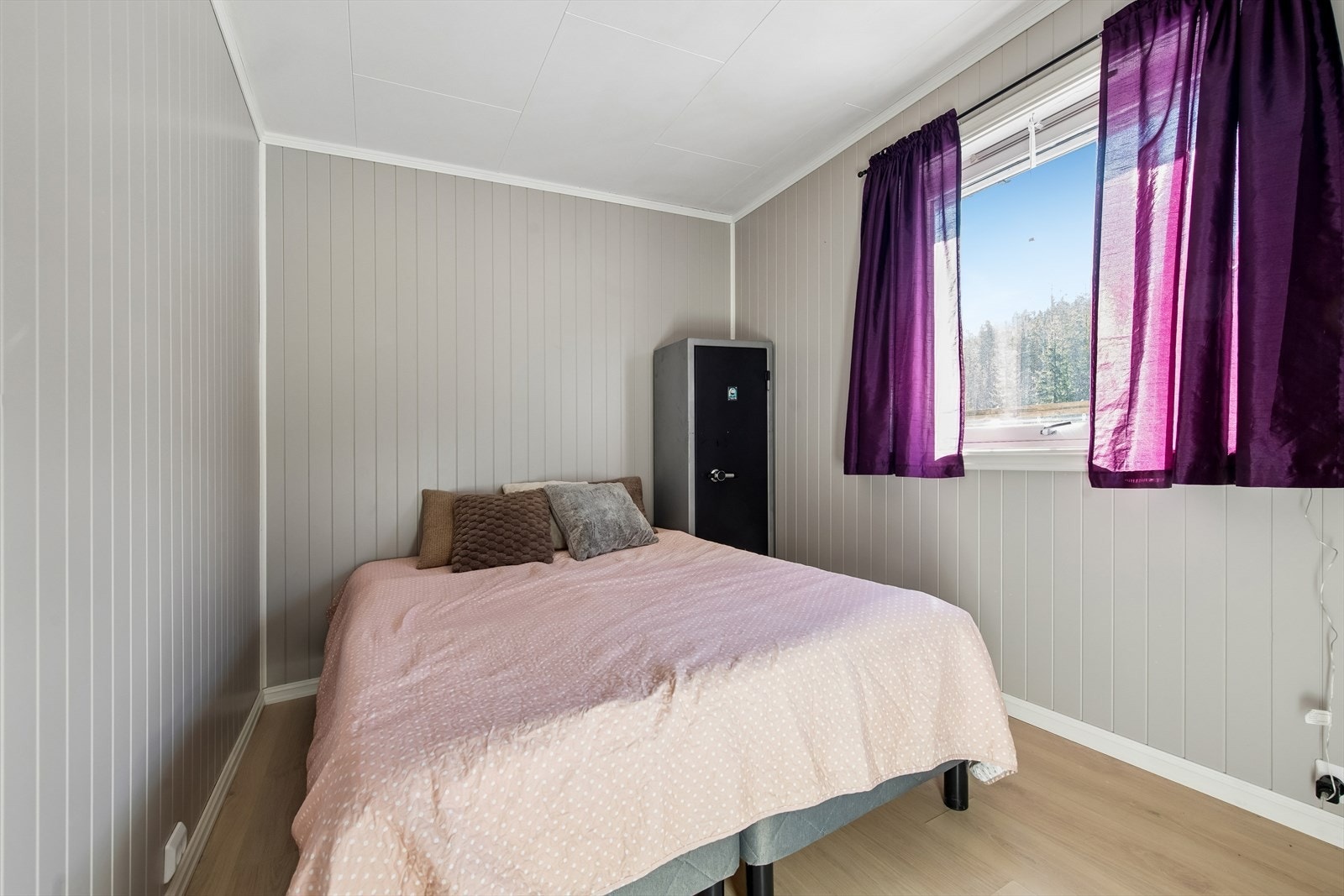 Boligens tre soverom er av god størrelse og samlet i en egen del av boligen. Galleribilde