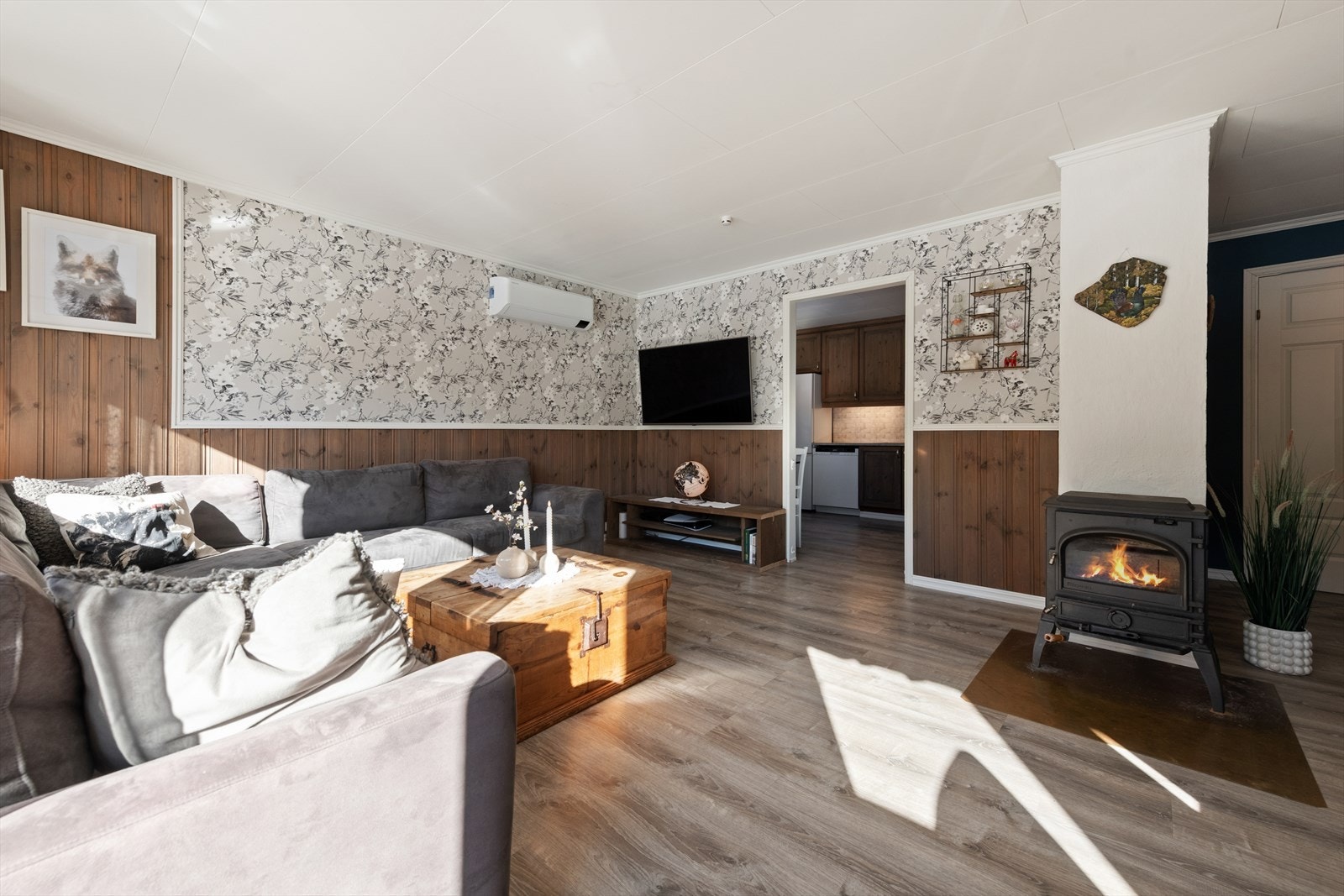 Vedovnen i stuen gir lun varme og bidrar til en hyggelig atmosfære. Galleribilde