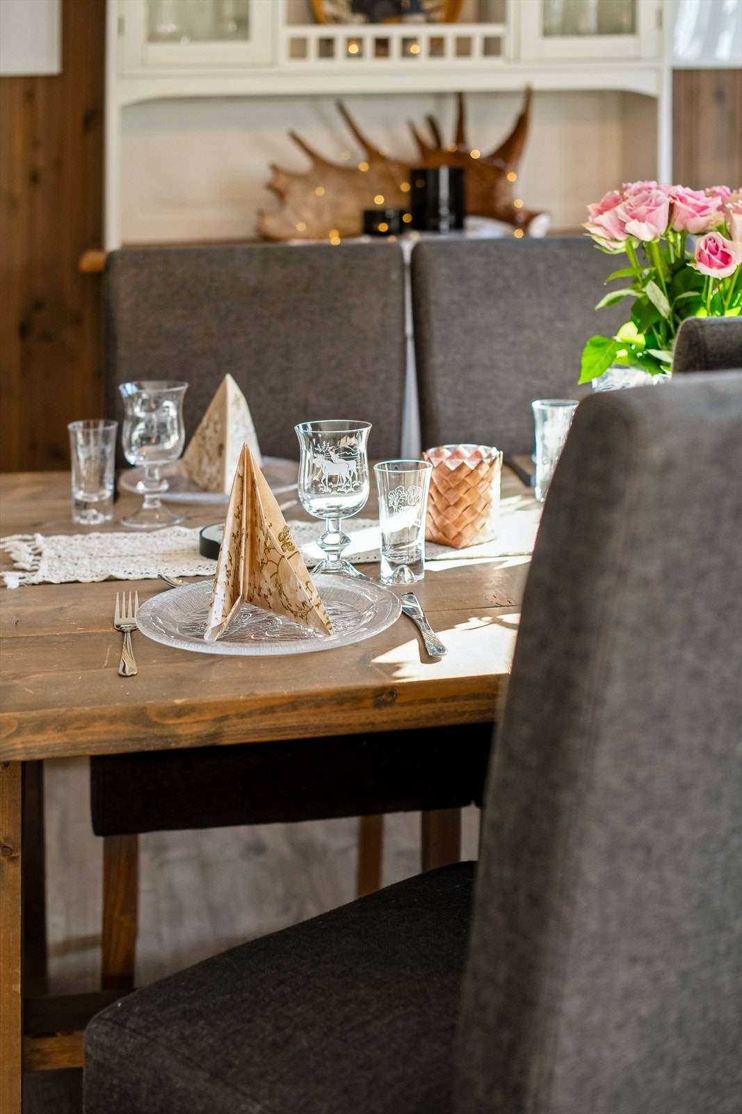 Spisestuen har plass til langbord for sosiale sammenkomster. Galleribilde