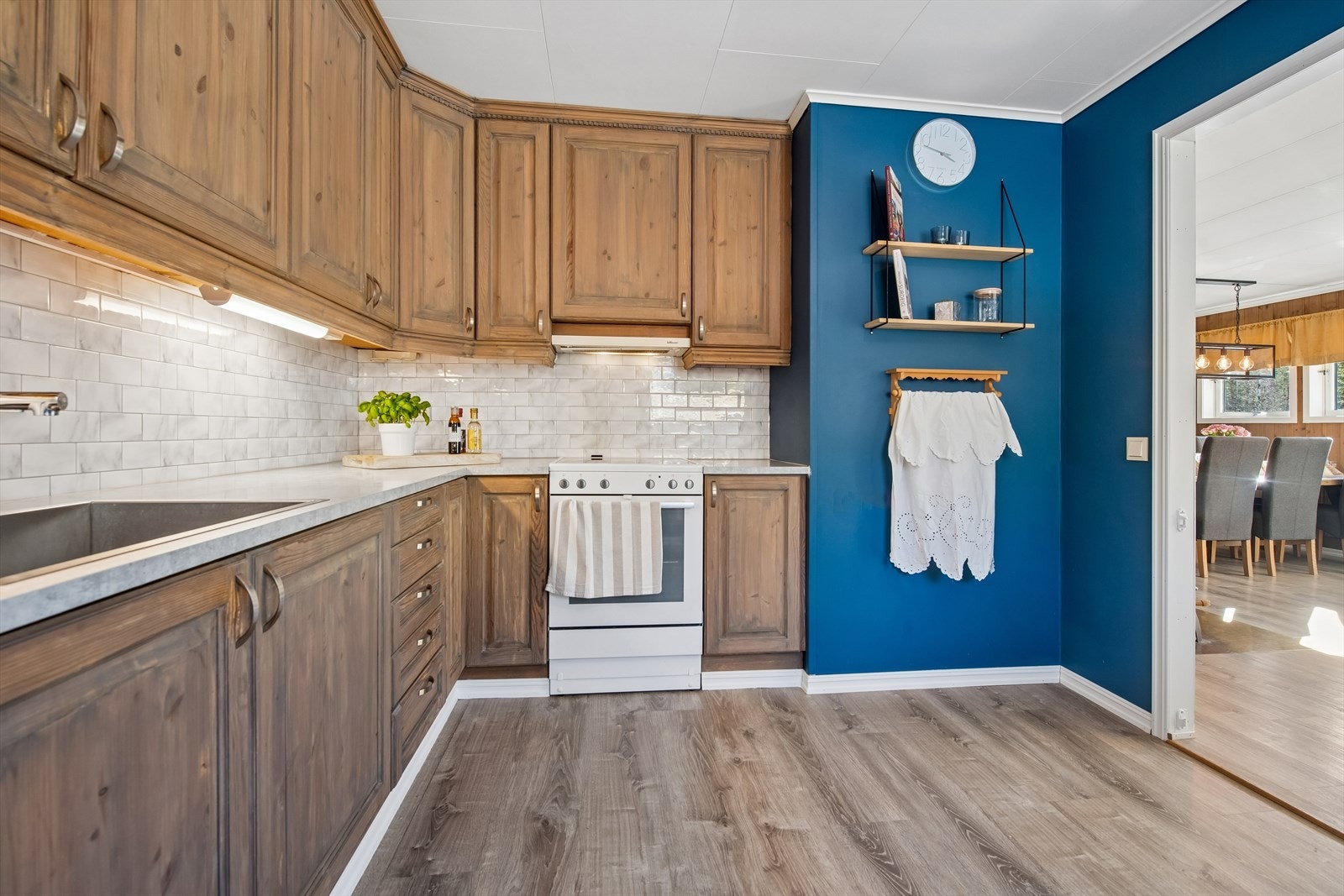 Innredningen gir rikelig med skap- og benkeplass. Det er avsatt plass til frittstående hvitevarer. Galleribilde