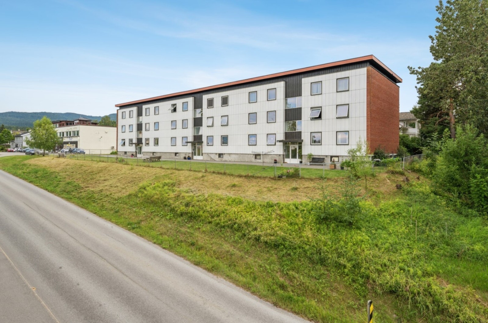 Sameiet har stor parkeringsplass med egne parkeringer til beboere, i tillegg mange gjesteparkeringer. Galleribilde