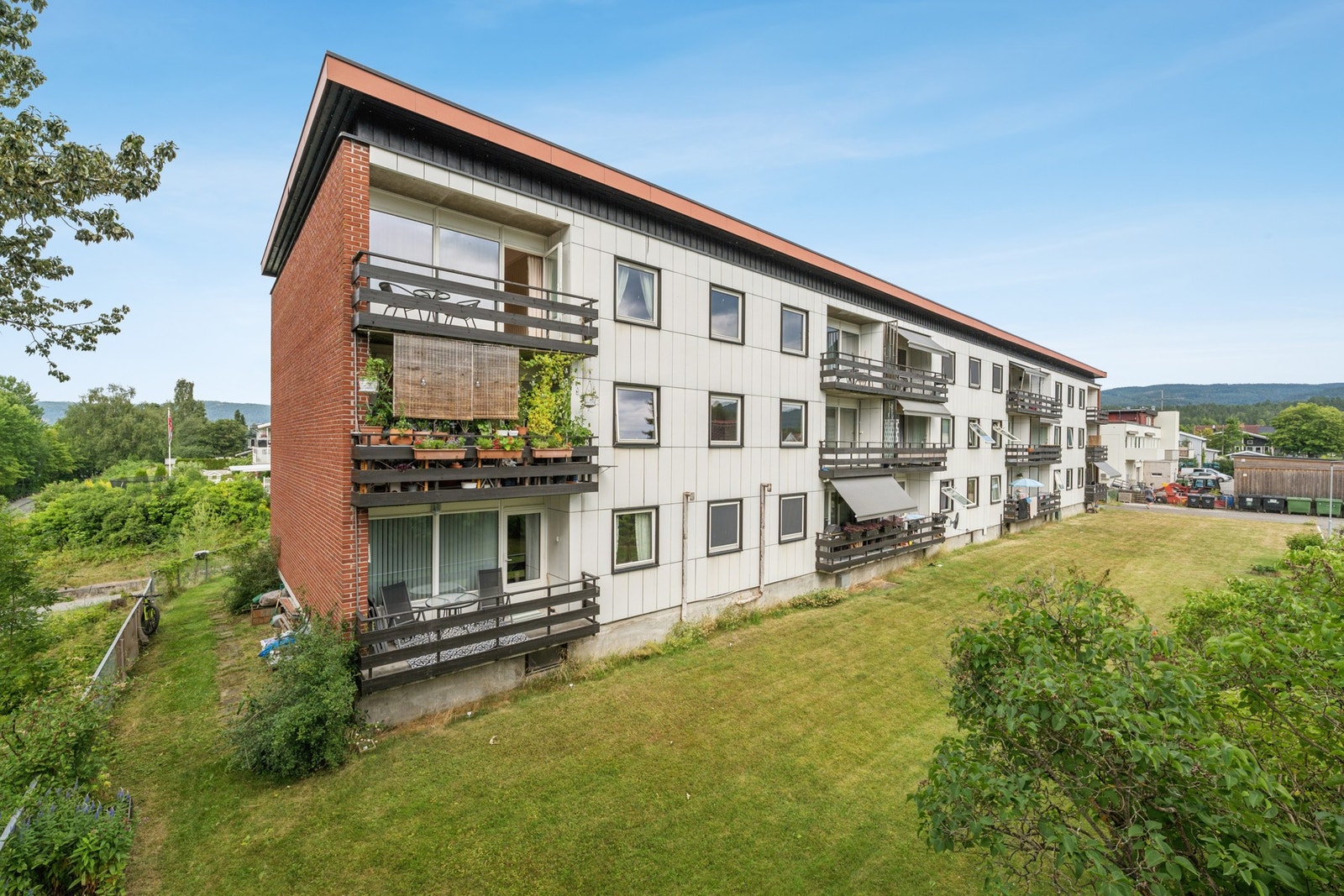 Leiligheten har en svært attraktiv beliggenhet på Nesbakken/Jevnaker sentrum. Fra leiligheten er det kun 50 meter til Rema, apotek, vinmonopol og restaurant. Galleribilde