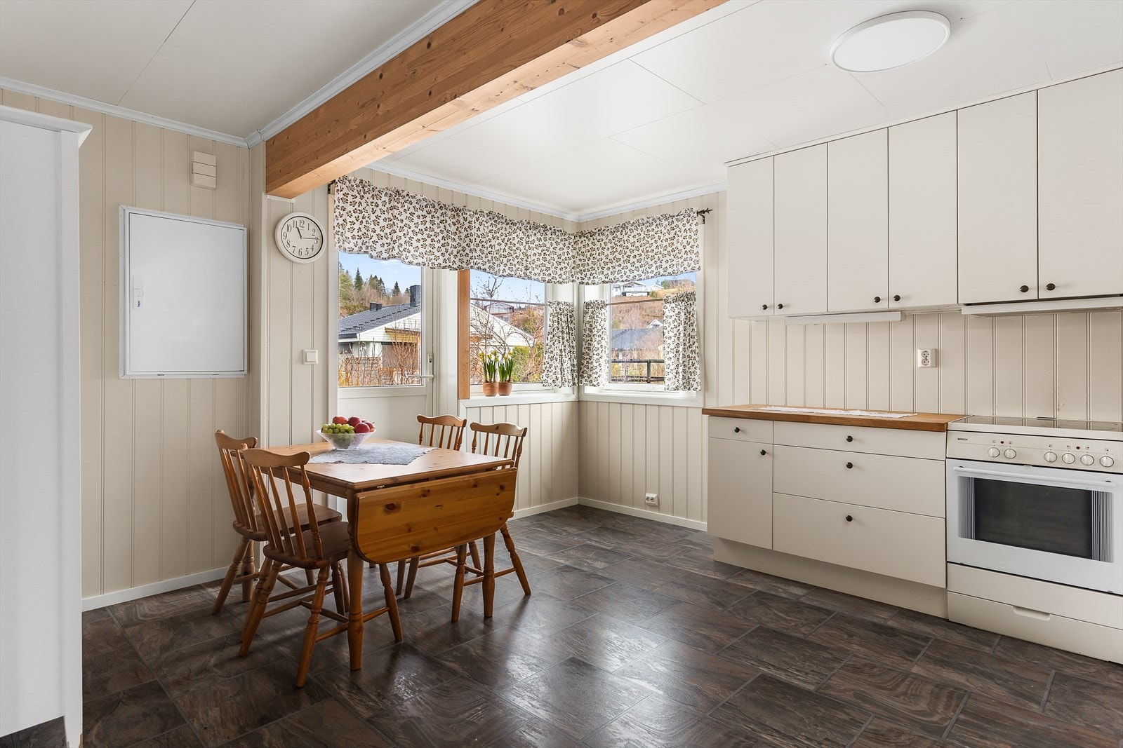 Fra kjøkkenet har du utgang til en av husets tre terrasser Galleribilde