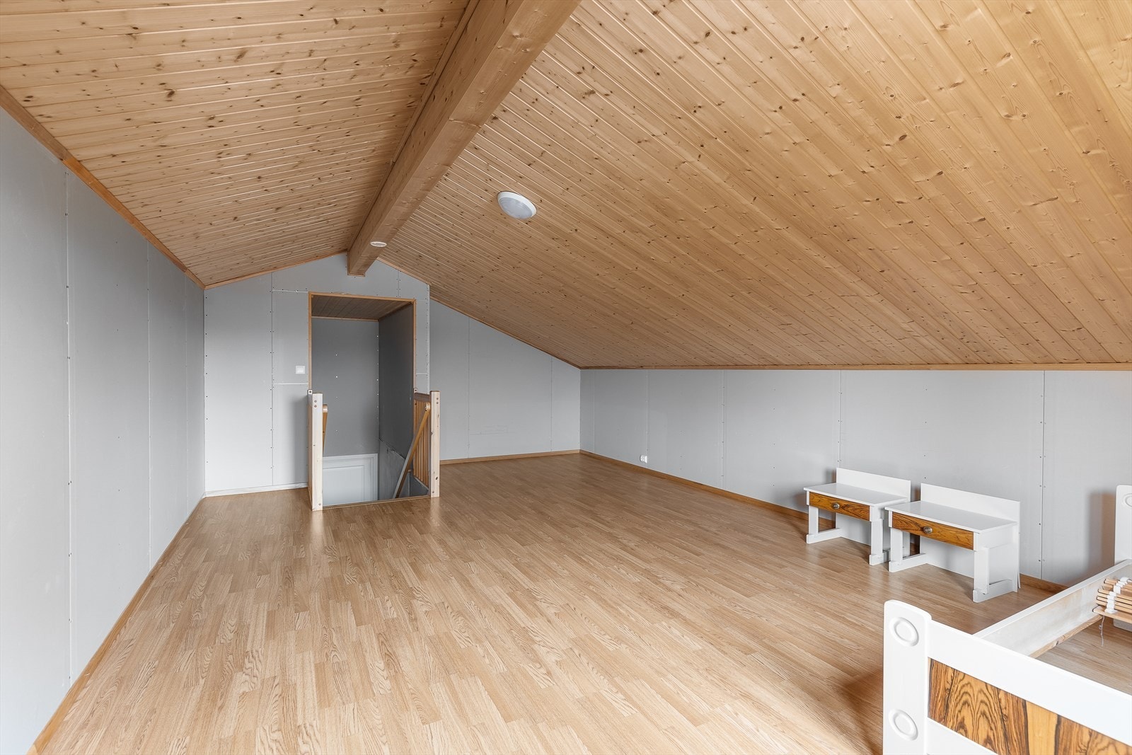 Bak trappeoppgangen finnes et uinnredet rom som er 6 m. langt, som egner seg til f.eks. fremtidig lagerrom. Galleribilde