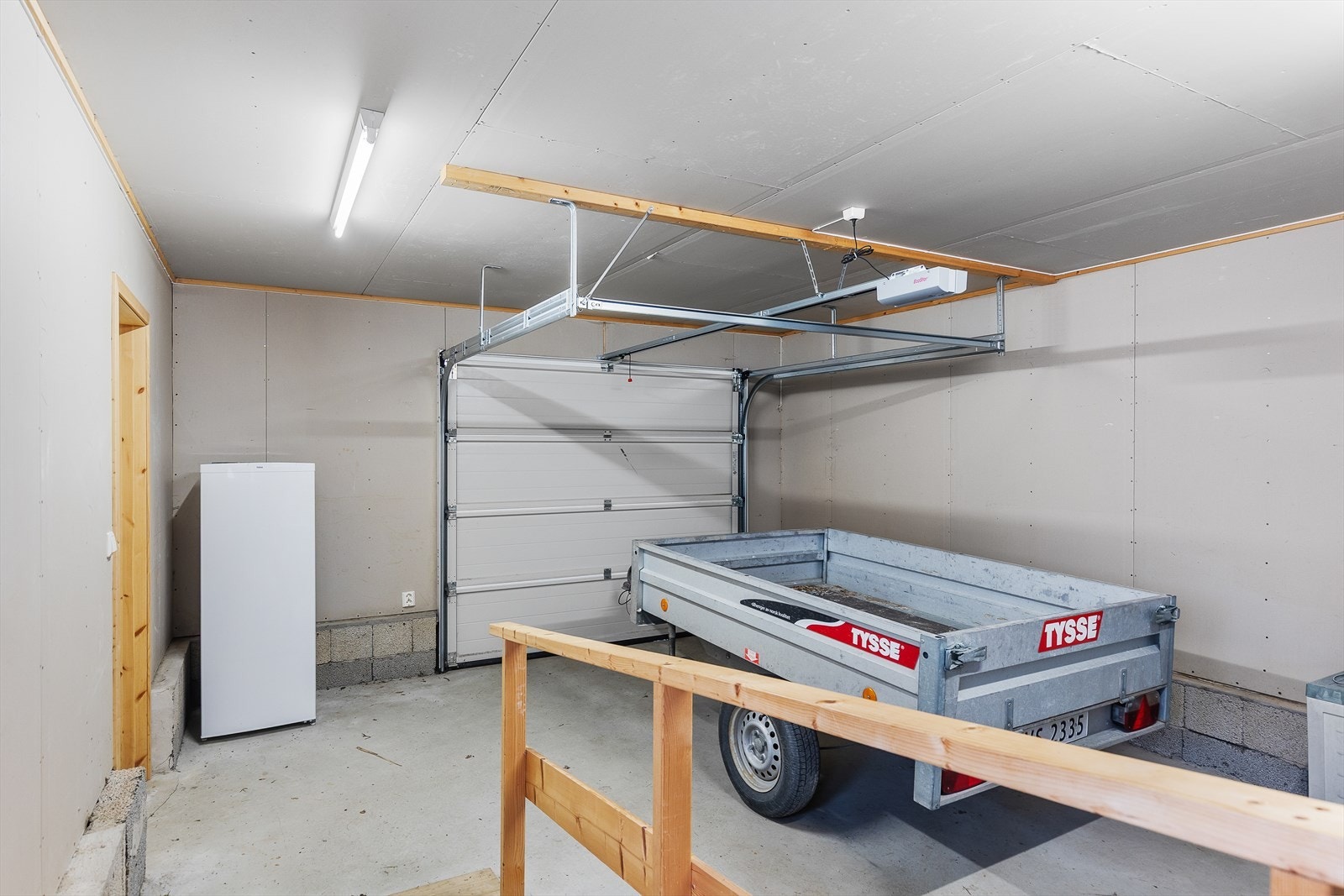 Garasje fra 2008 med svært praktisk adkomst - både fra gårdsplass og via rampe direkte inn til boligens entré. Galleribilde